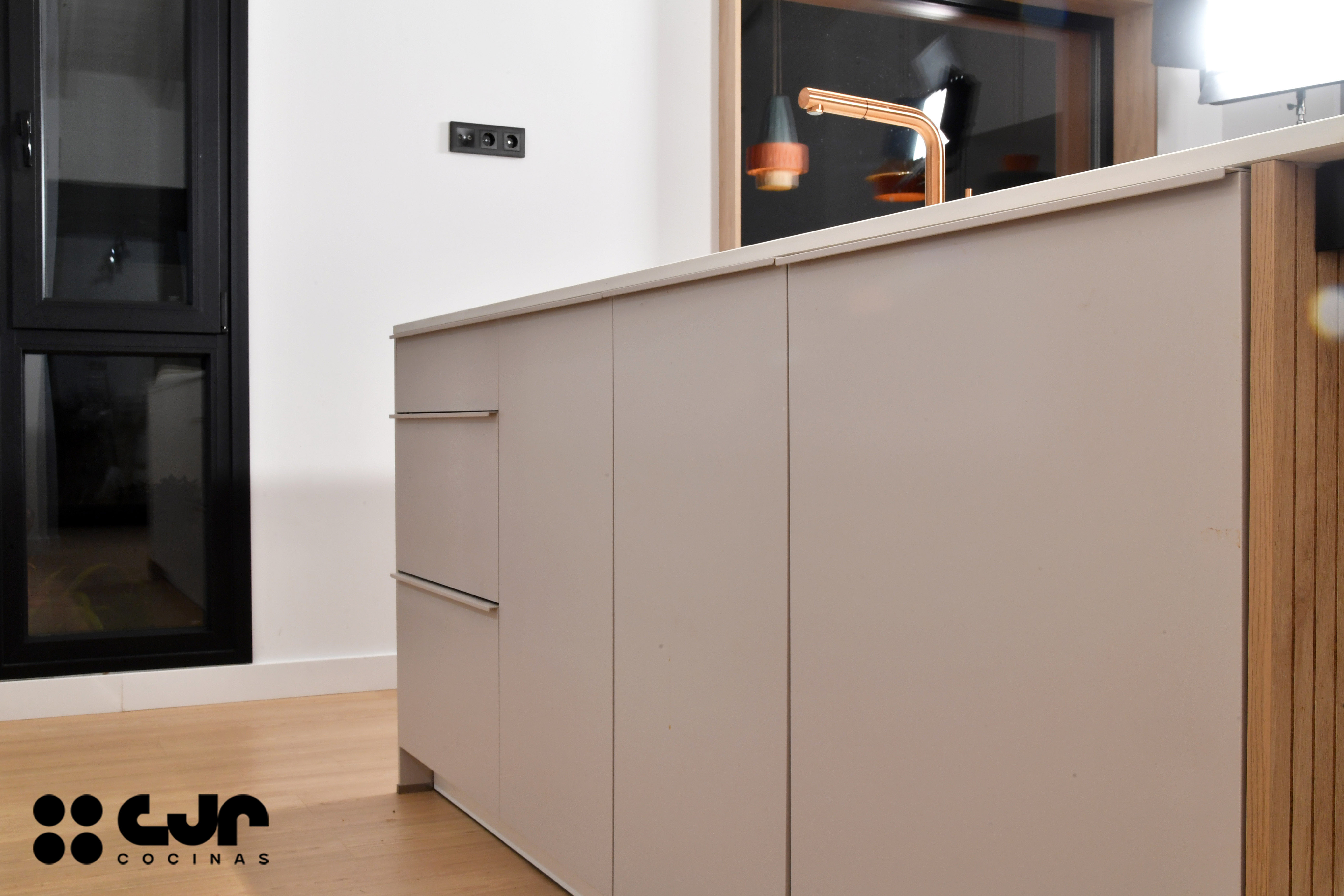 Cocina con isla abierta cashmere y madera Cocinas CJR