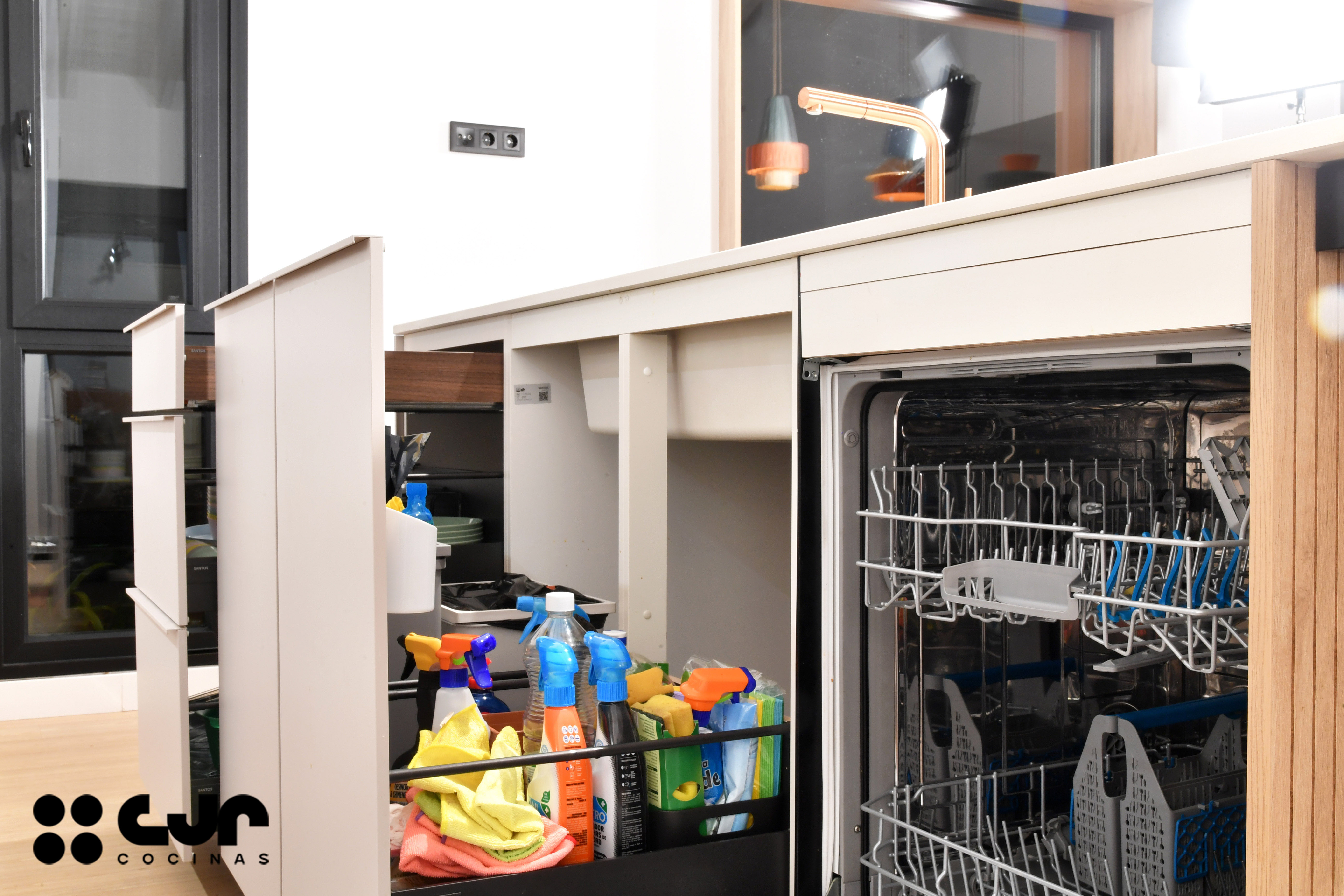 Cocina con isla abierta cashmere y madera Cocinas CJR