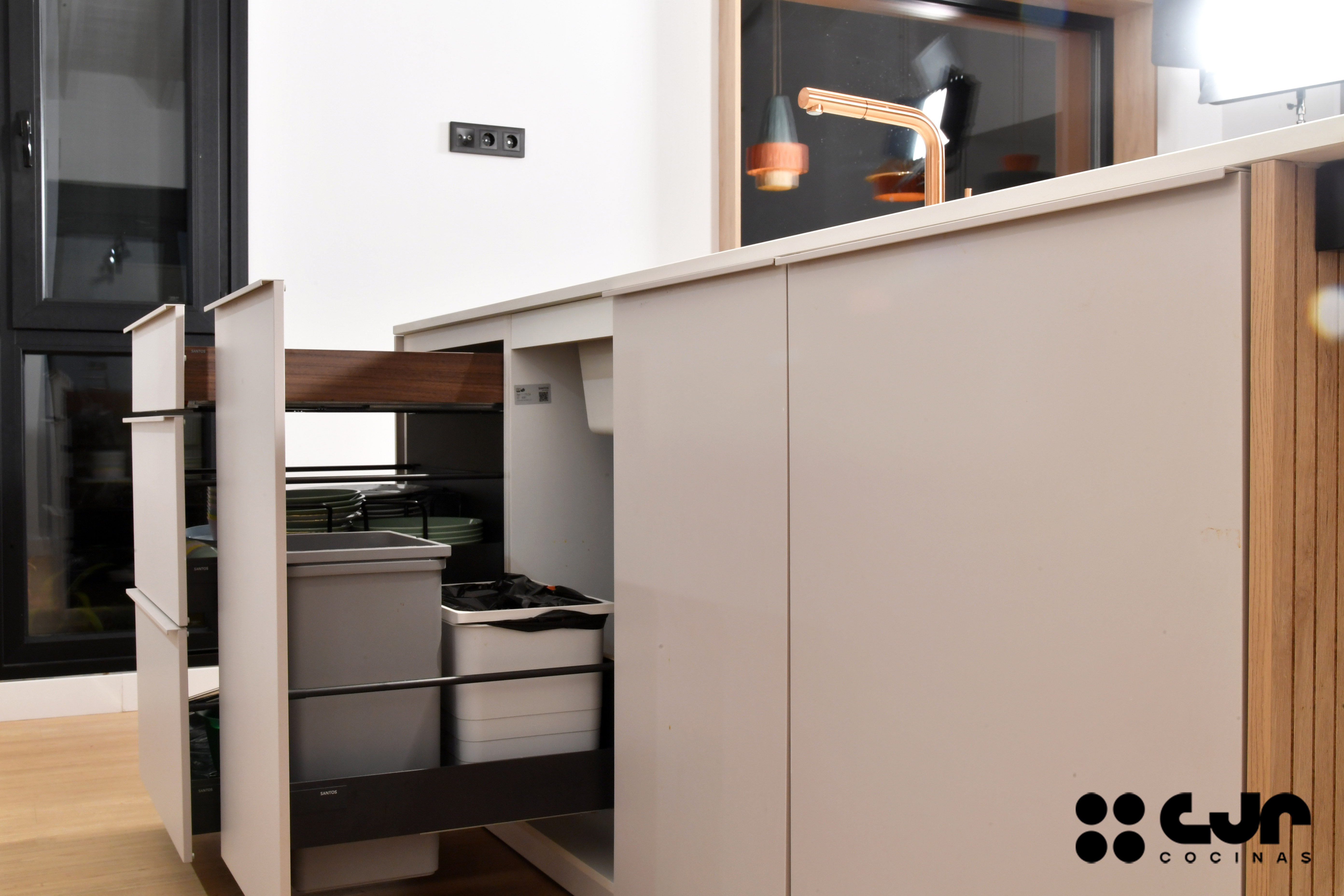 Cocina con isla abierta cashmere y madera Cocinas CJR