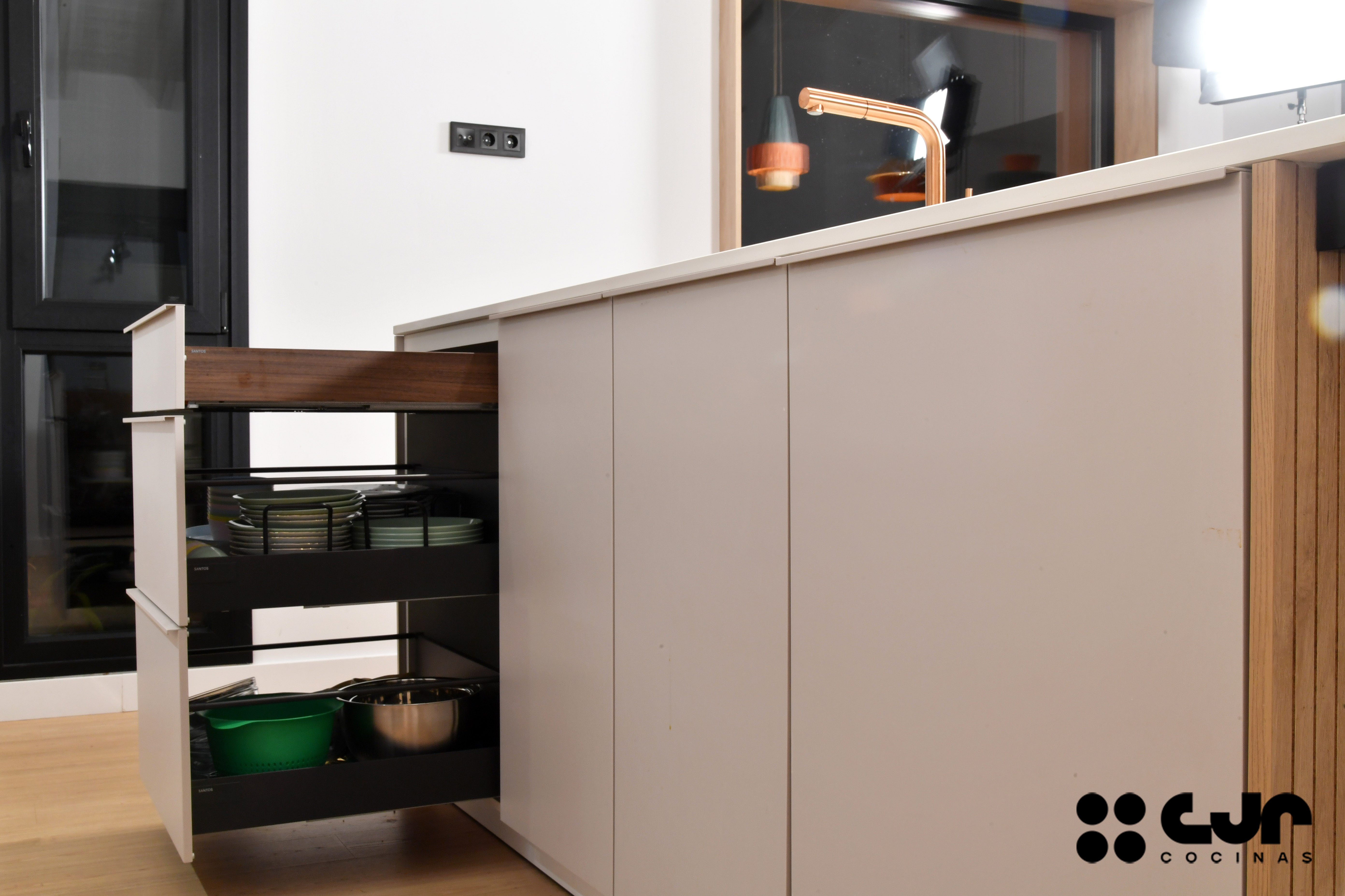 Cocina con isla abierta cashmere y madera Cocinas CJR