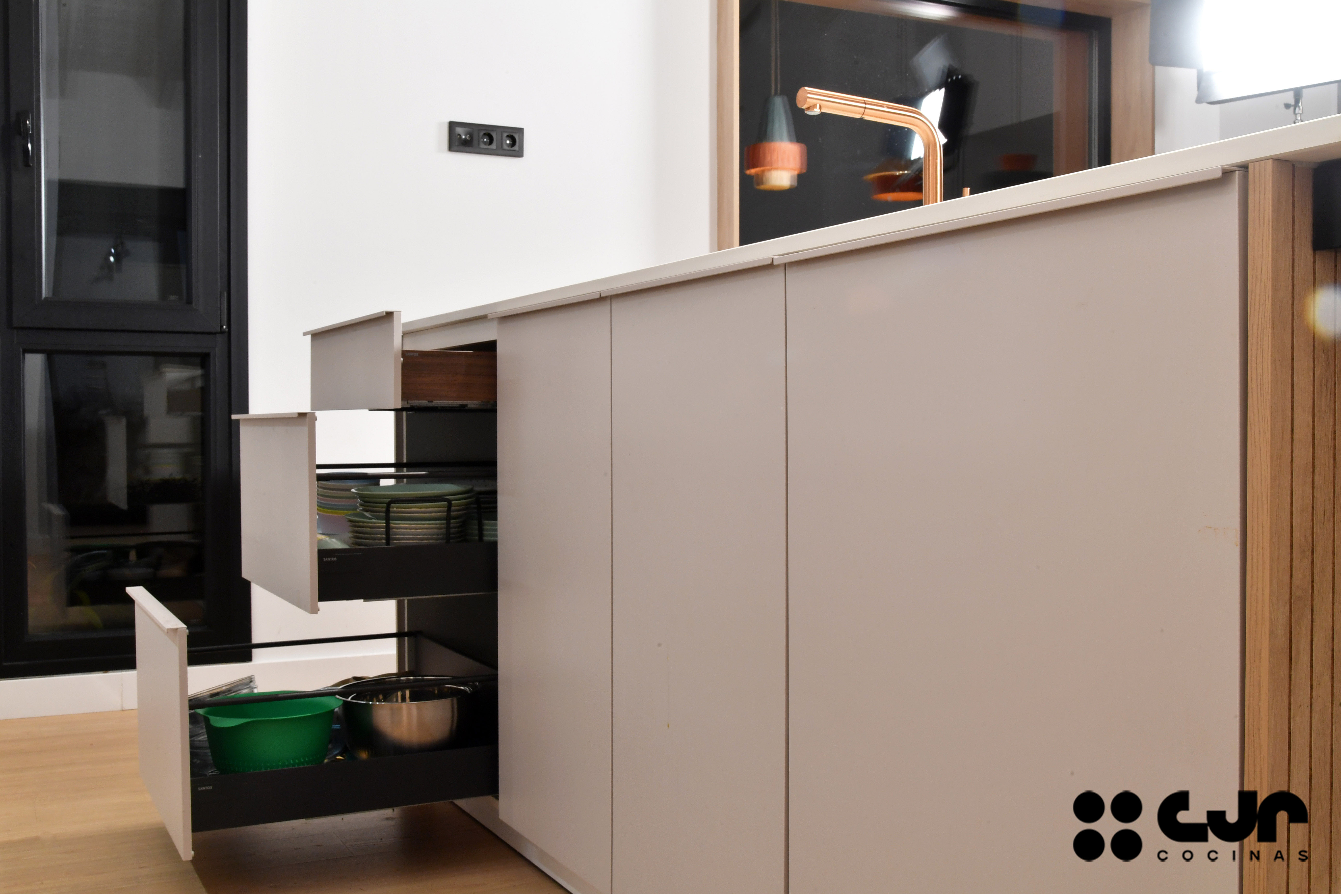 Cocina con isla abierta cashmere y madera Cocinas CJR