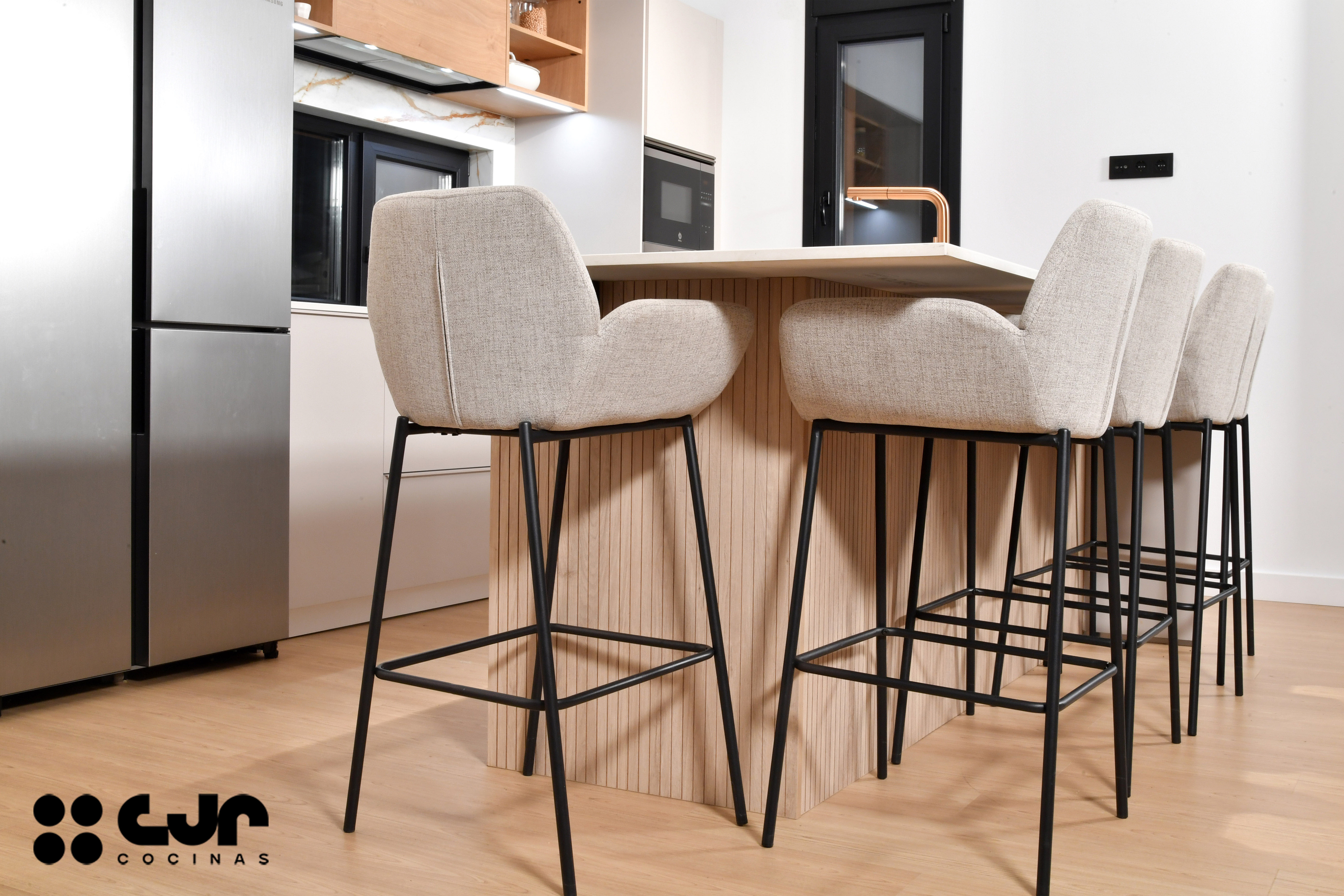 Cocina con isla abierta cashmere y madera Cocinas CJR