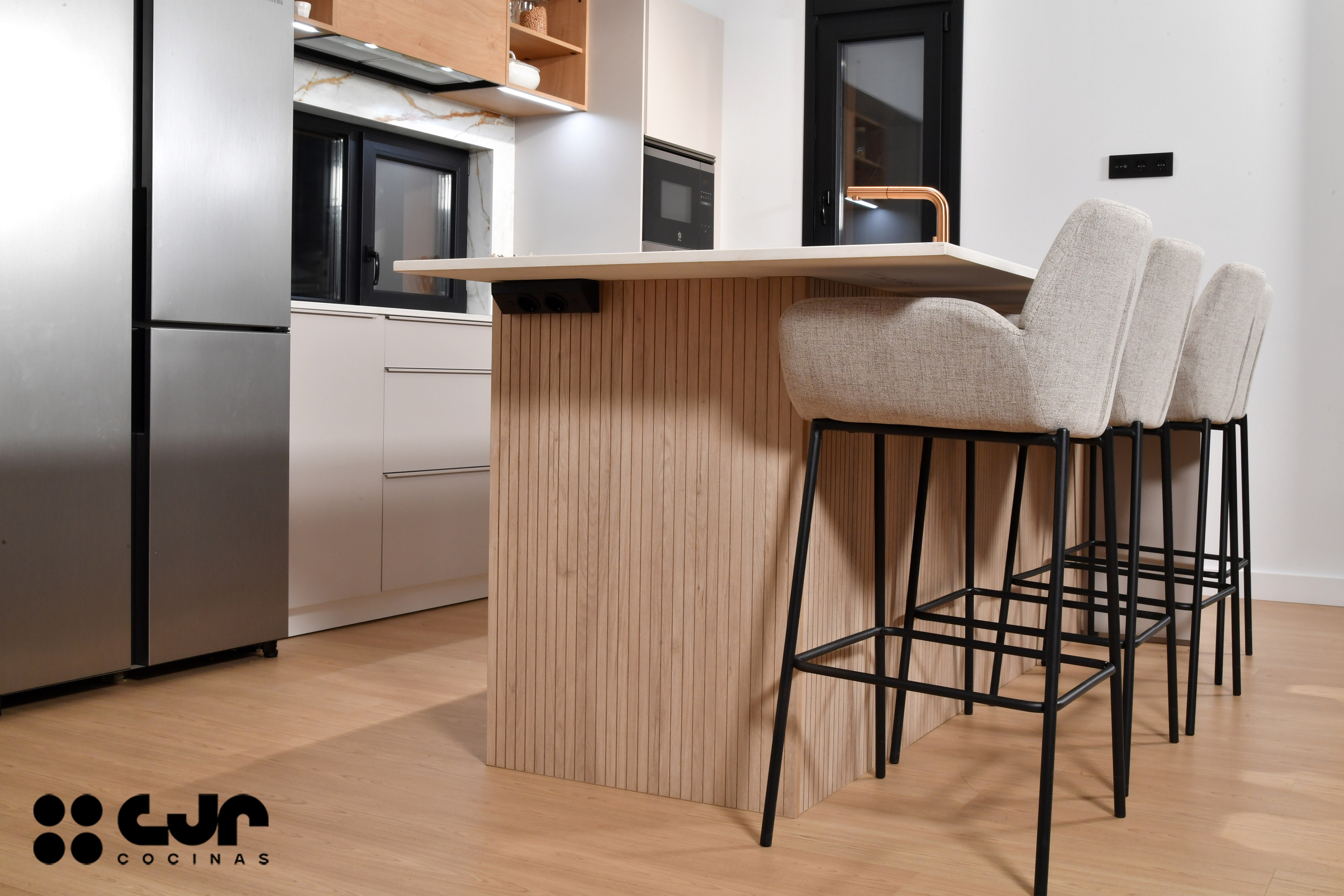Cocina con isla abierta cashmere y madera Cocinas CJR
