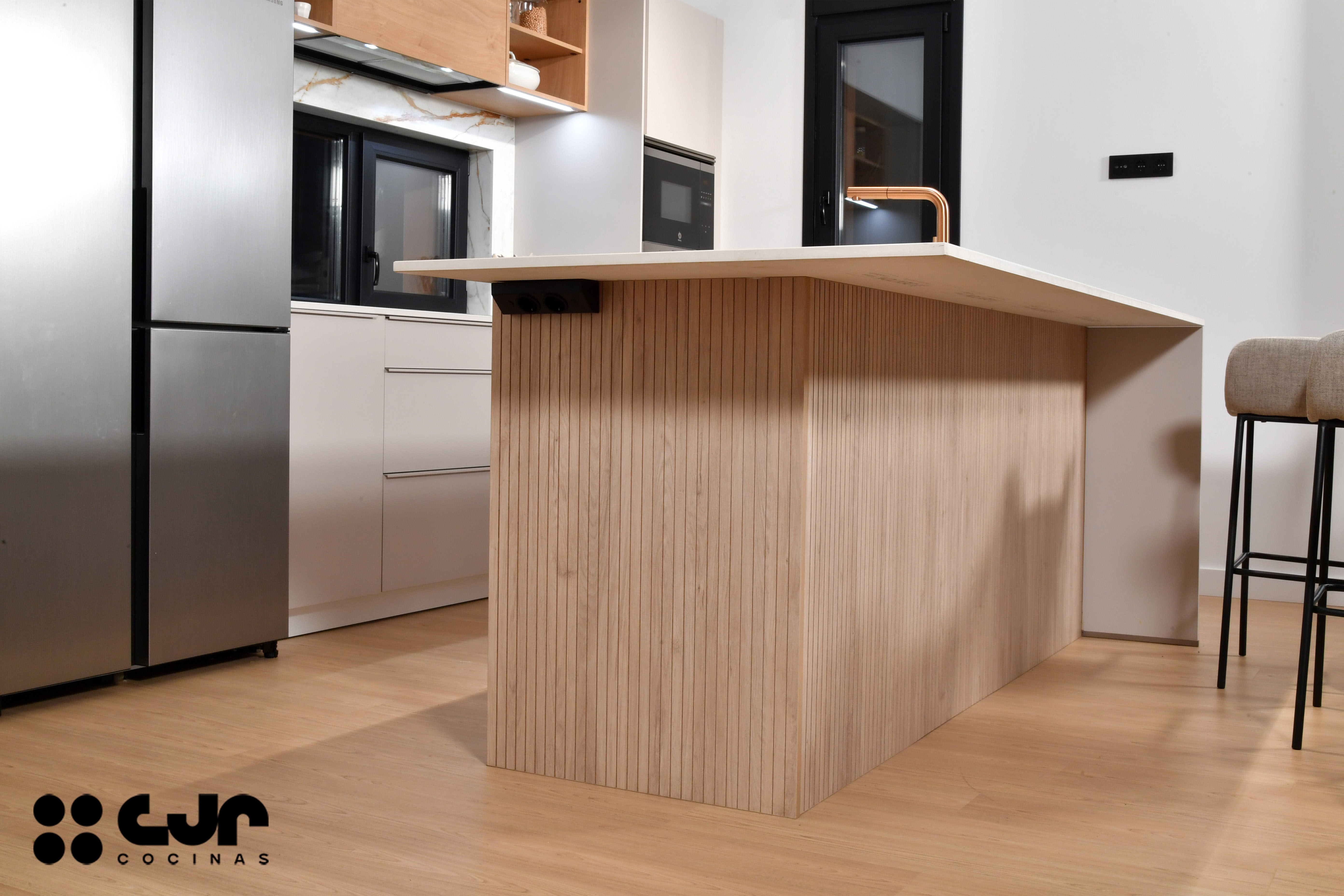 Cocina con isla abierta cashmere y madera Cocinas CJR