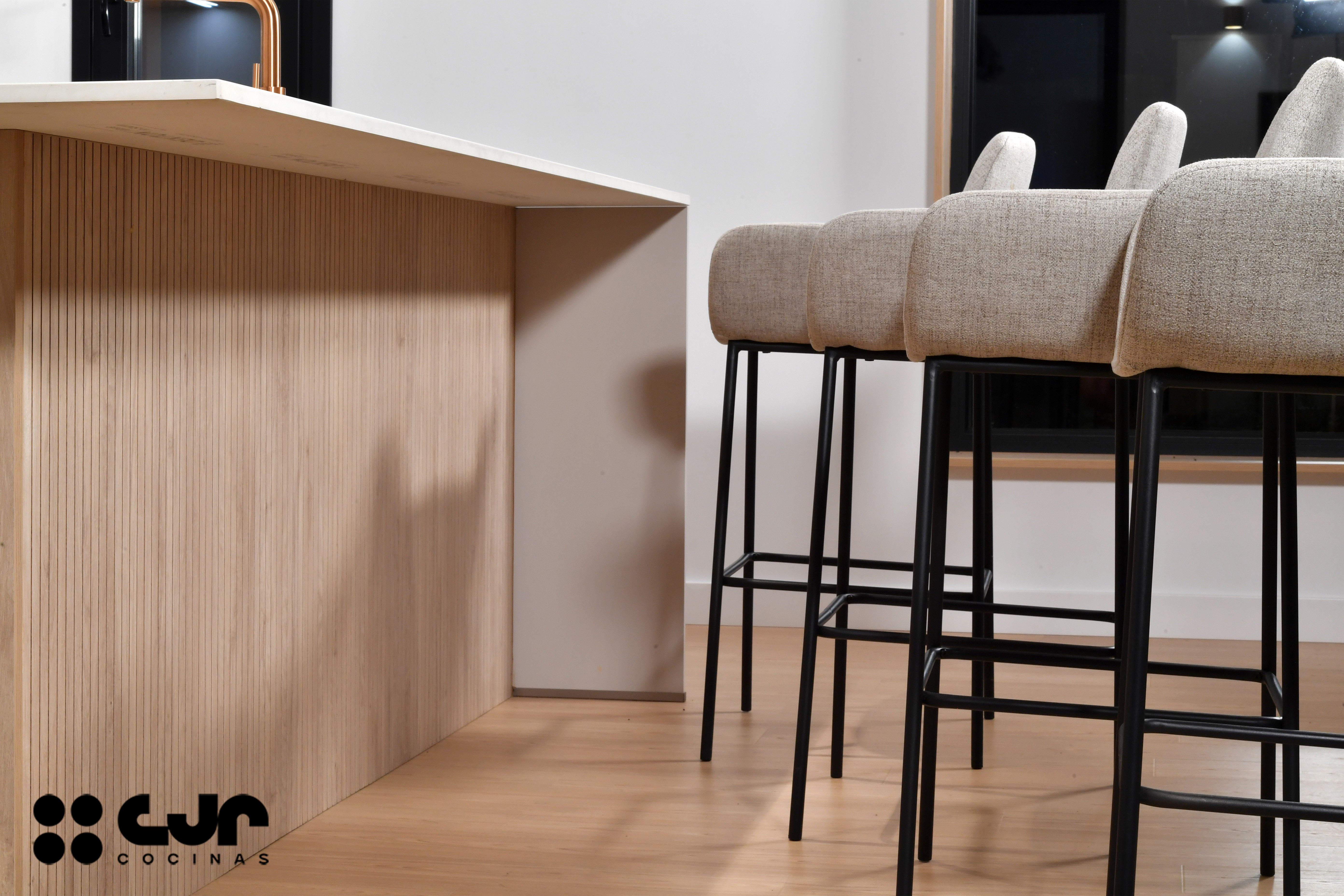 Cocina con isla abierta cashmere y madera Cocinas CJR