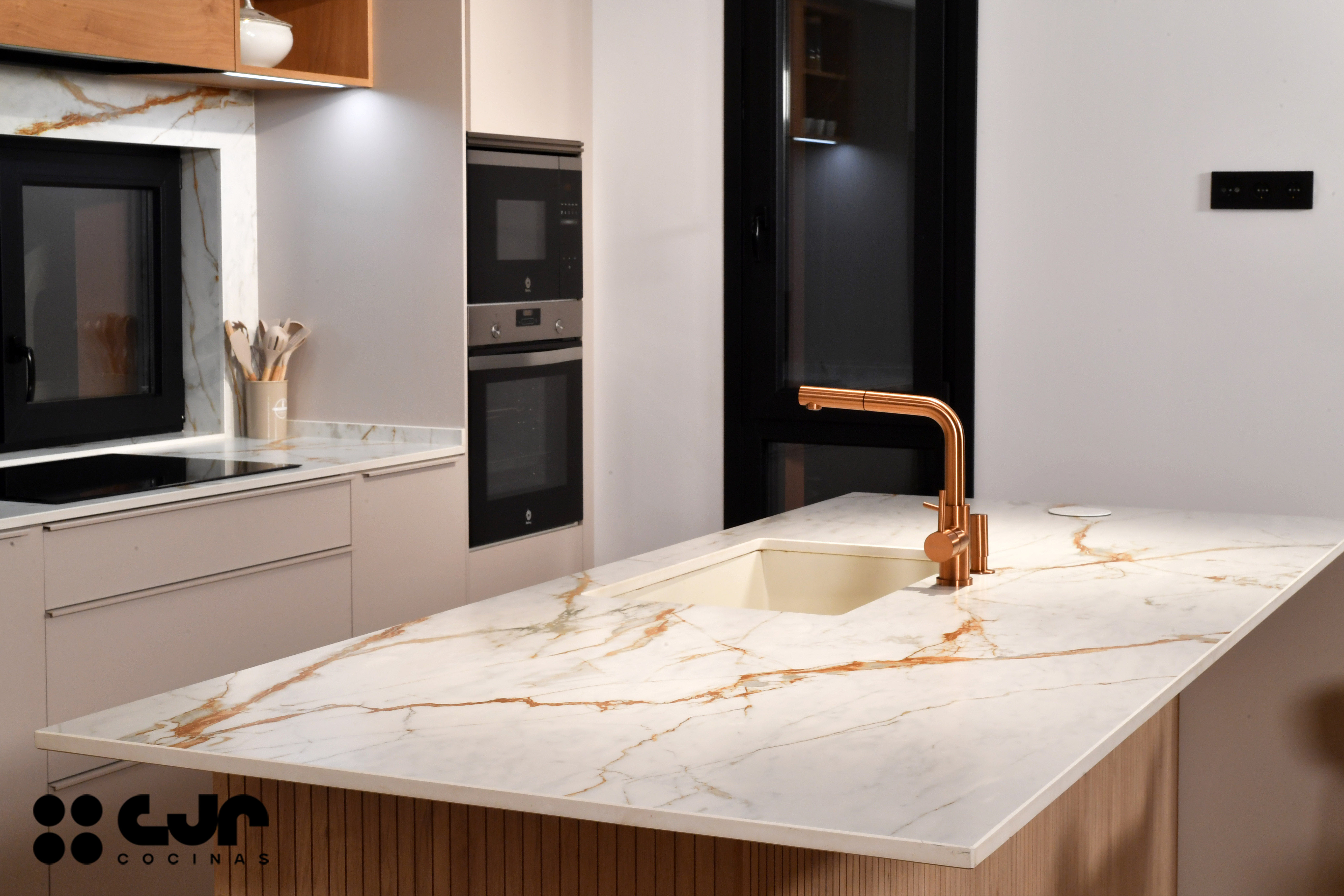 Cocina con isla abierta cashmere y madera Cocinas CJR