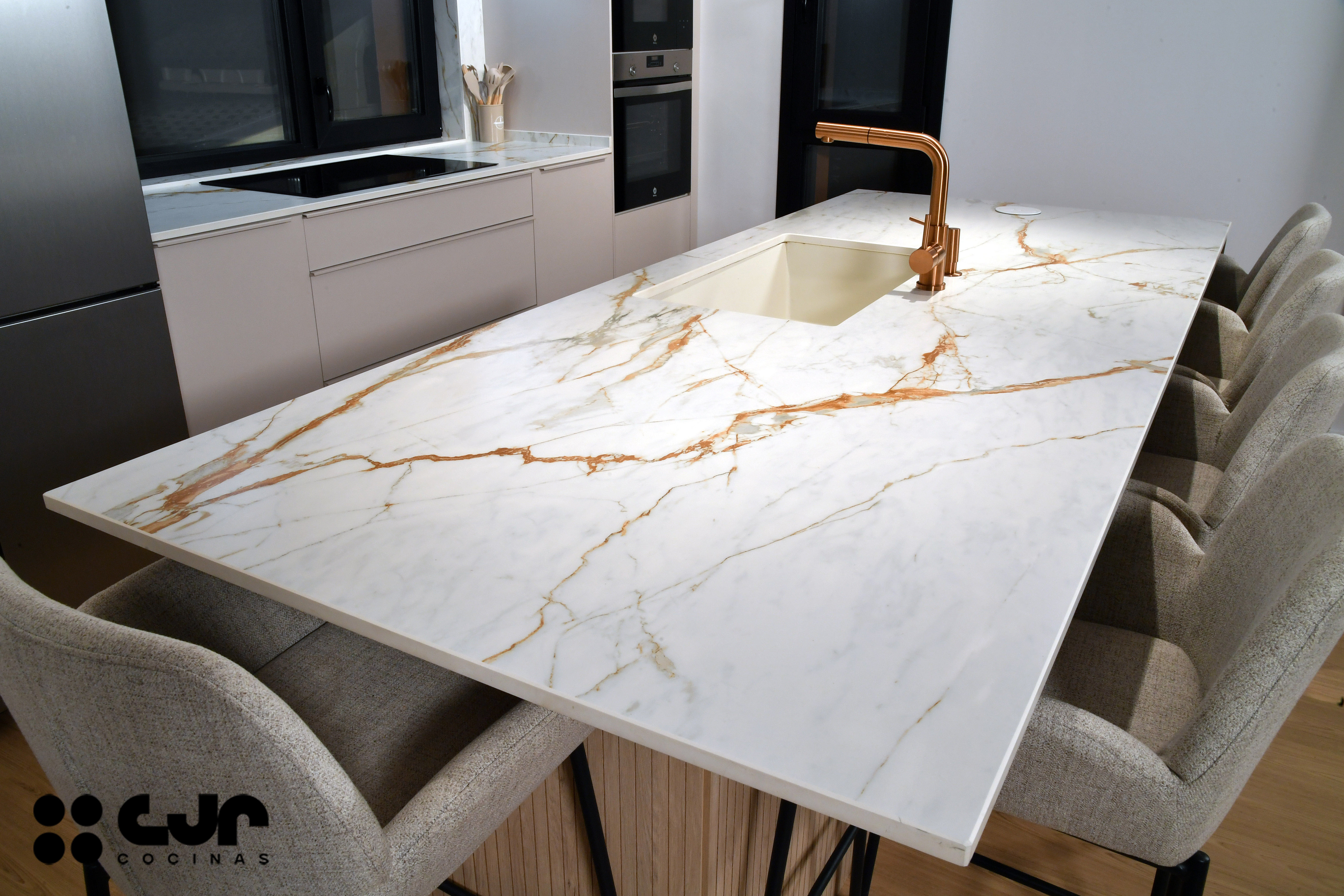 Cocina con isla abierta cashmere y madera Cocinas CJR