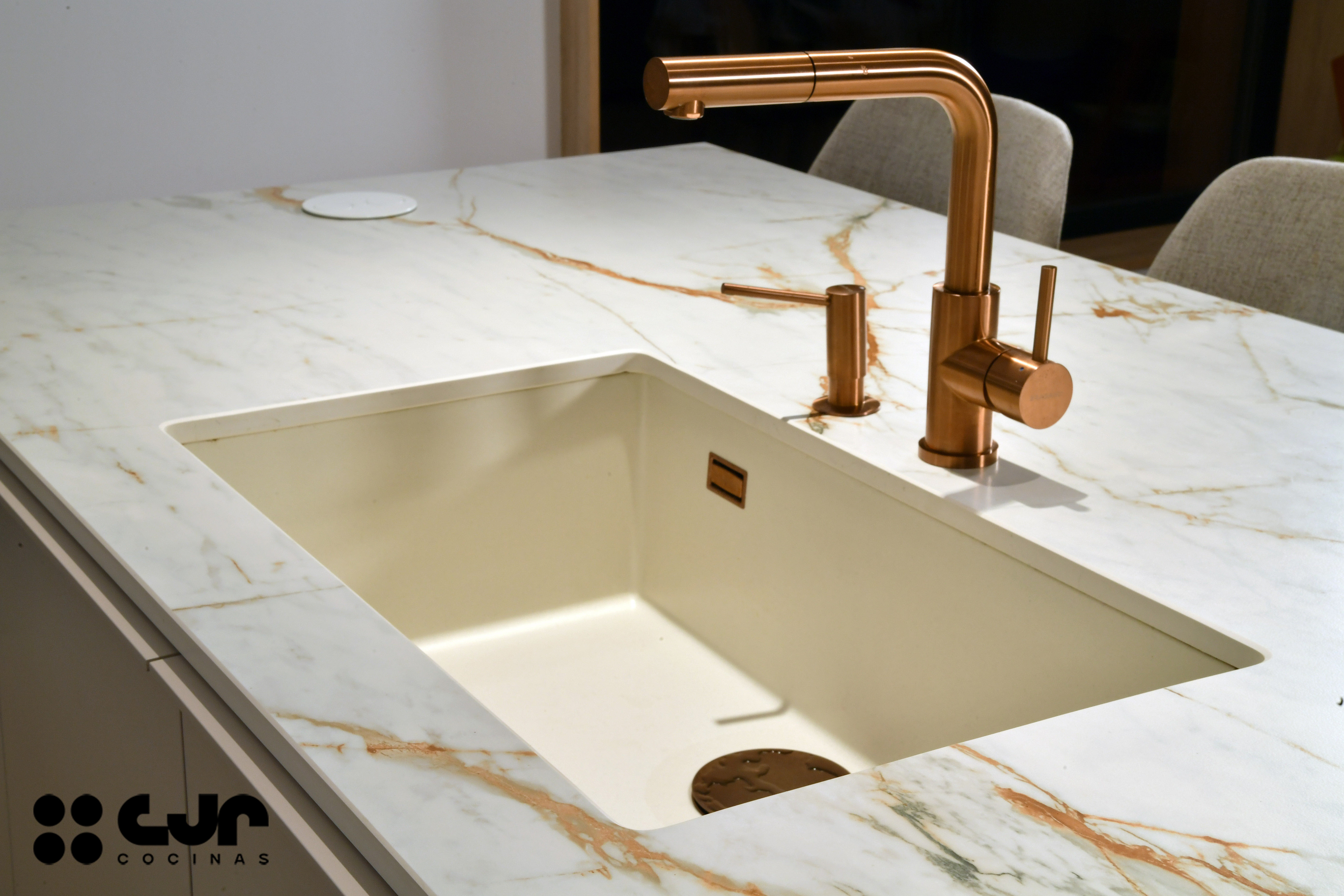 Cocina con isla abierta cashmere y madera Cocinas CJR