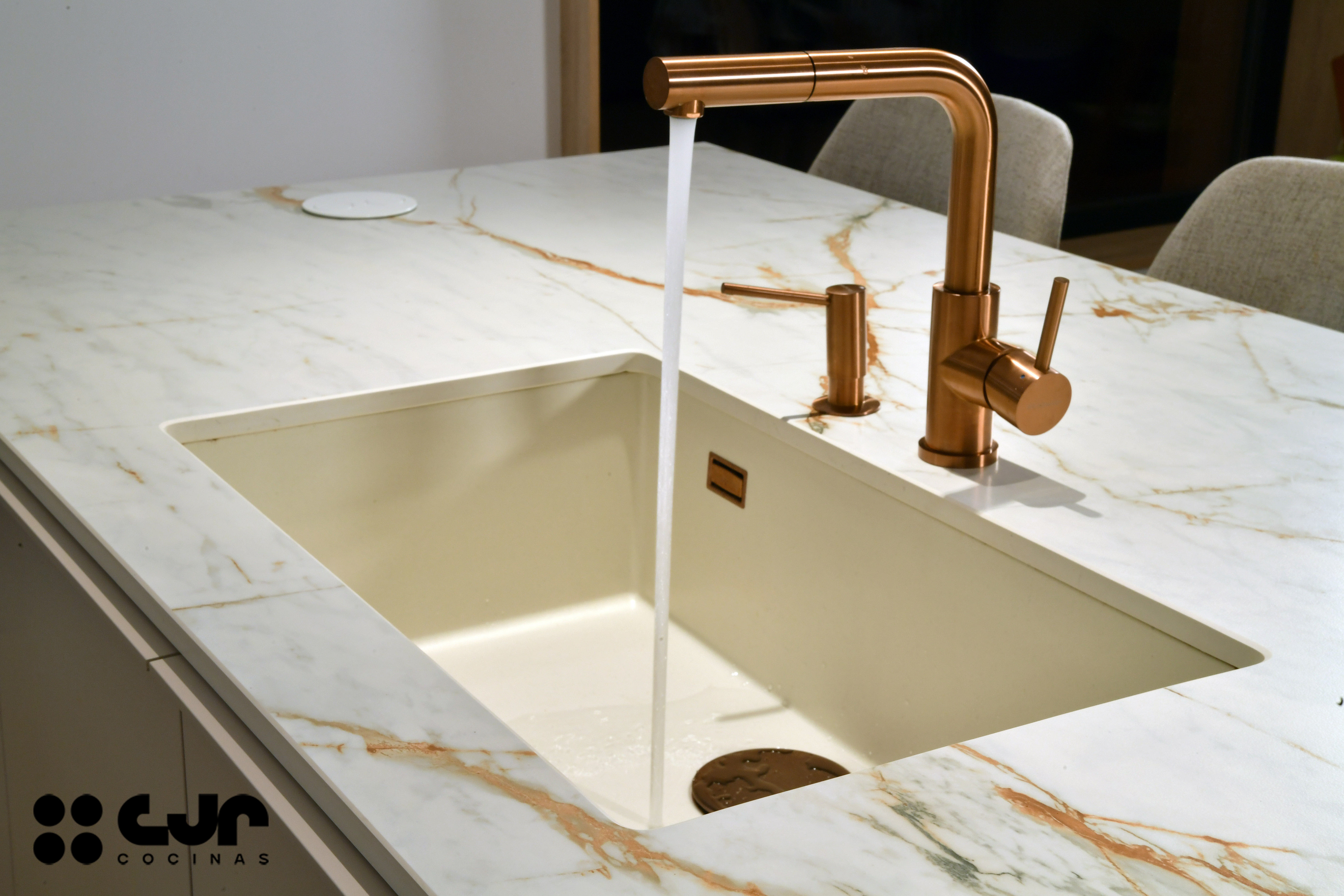 Cocina con isla abierta cashmere y madera Cocinas CJR