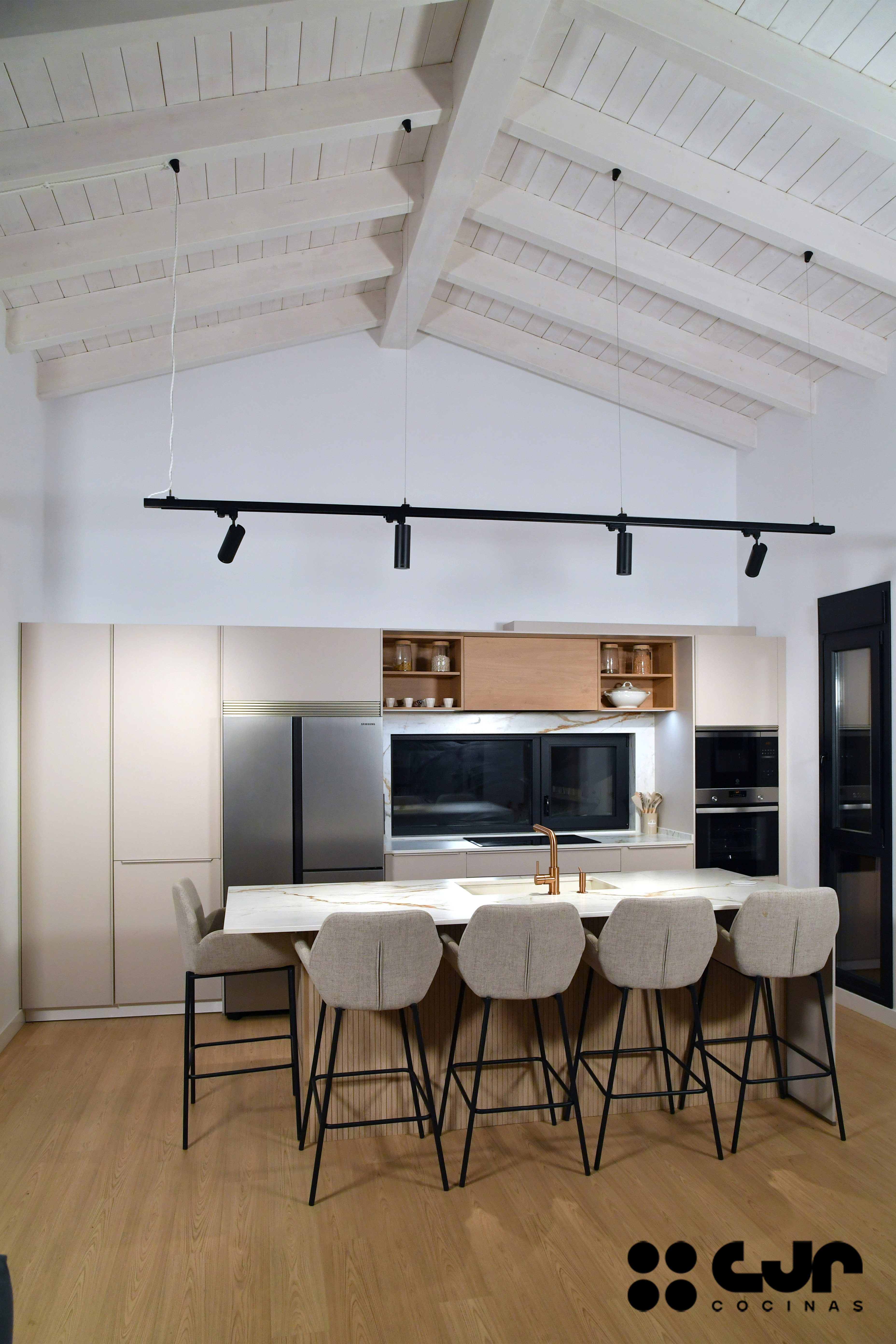 Cocina con isla abierta cashmere y madera Cocinas CJR