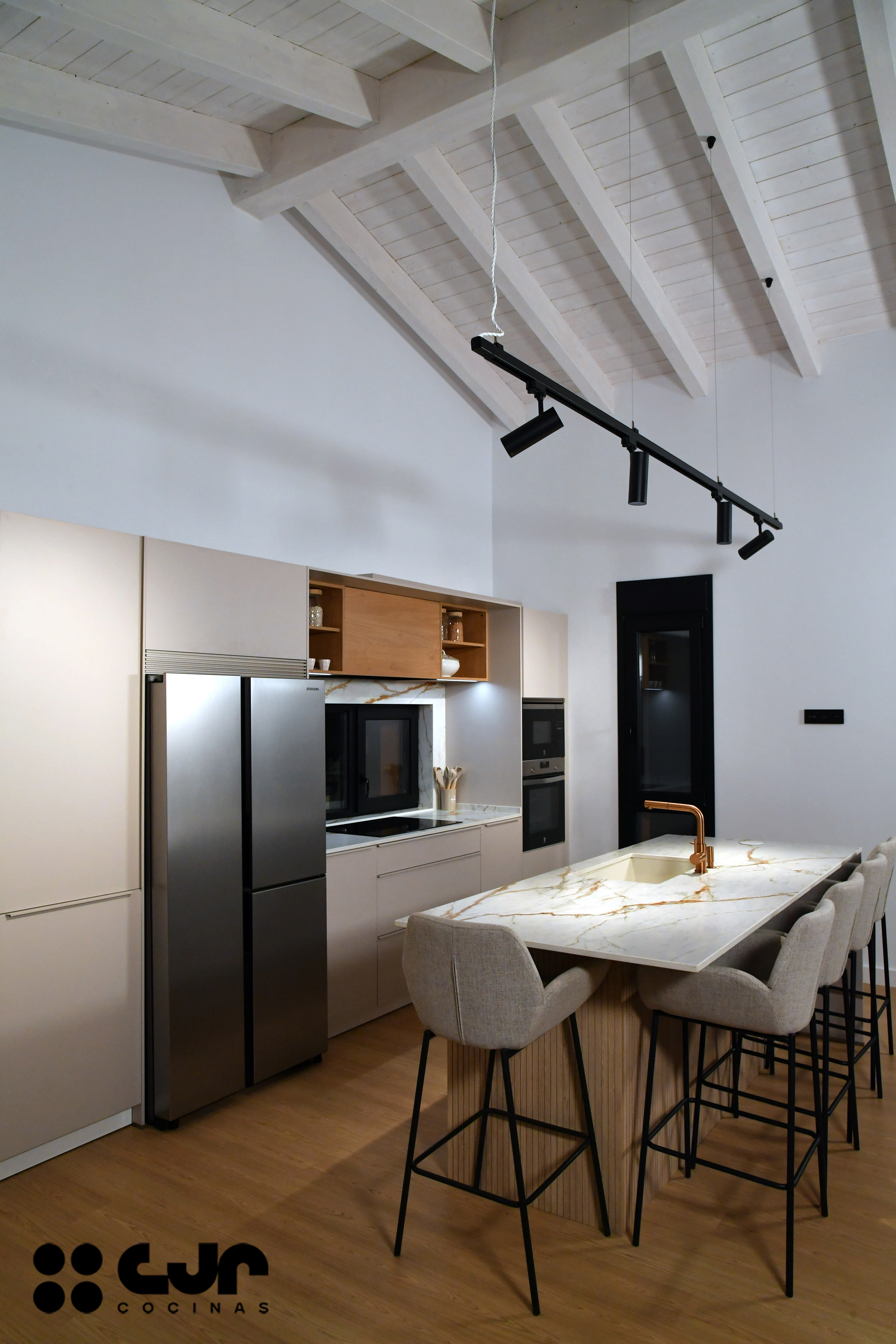 Cocina con isla abierta cashmere y madera Cocinas CJR