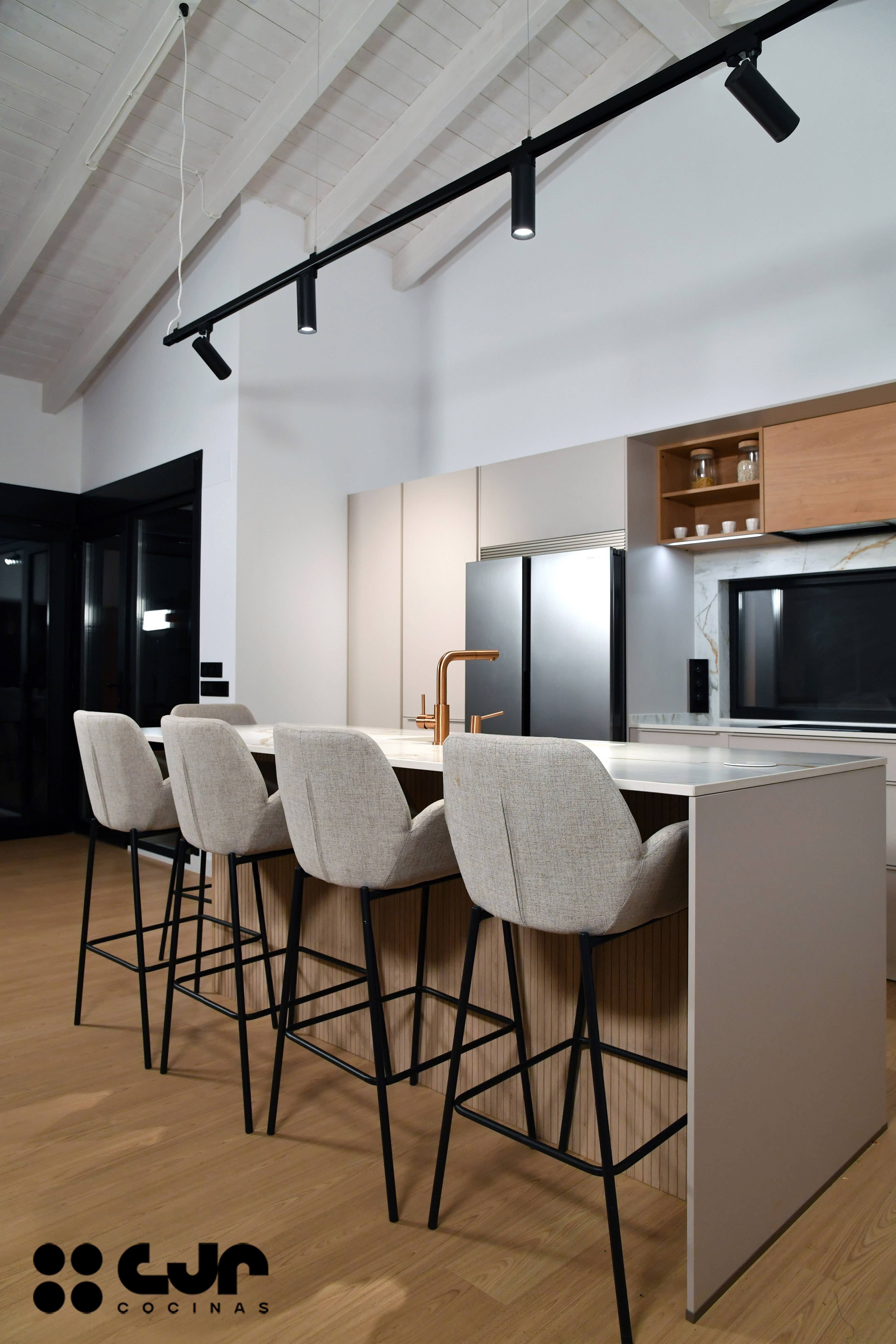 Cocina con isla abierta cashmere y madera Cocinas CJR