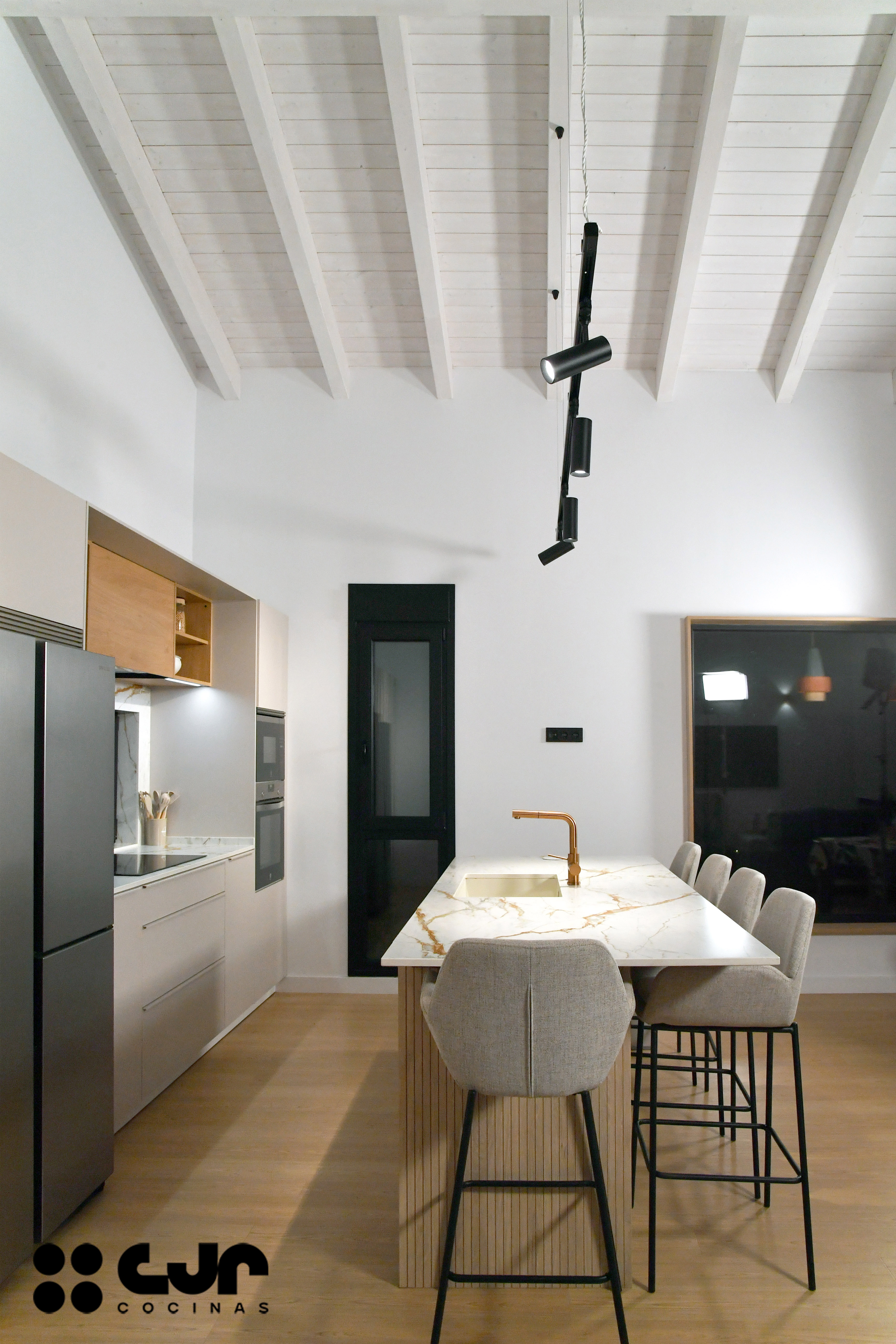 Cocina con isla abierta cashmere y madera Cocinas CJR