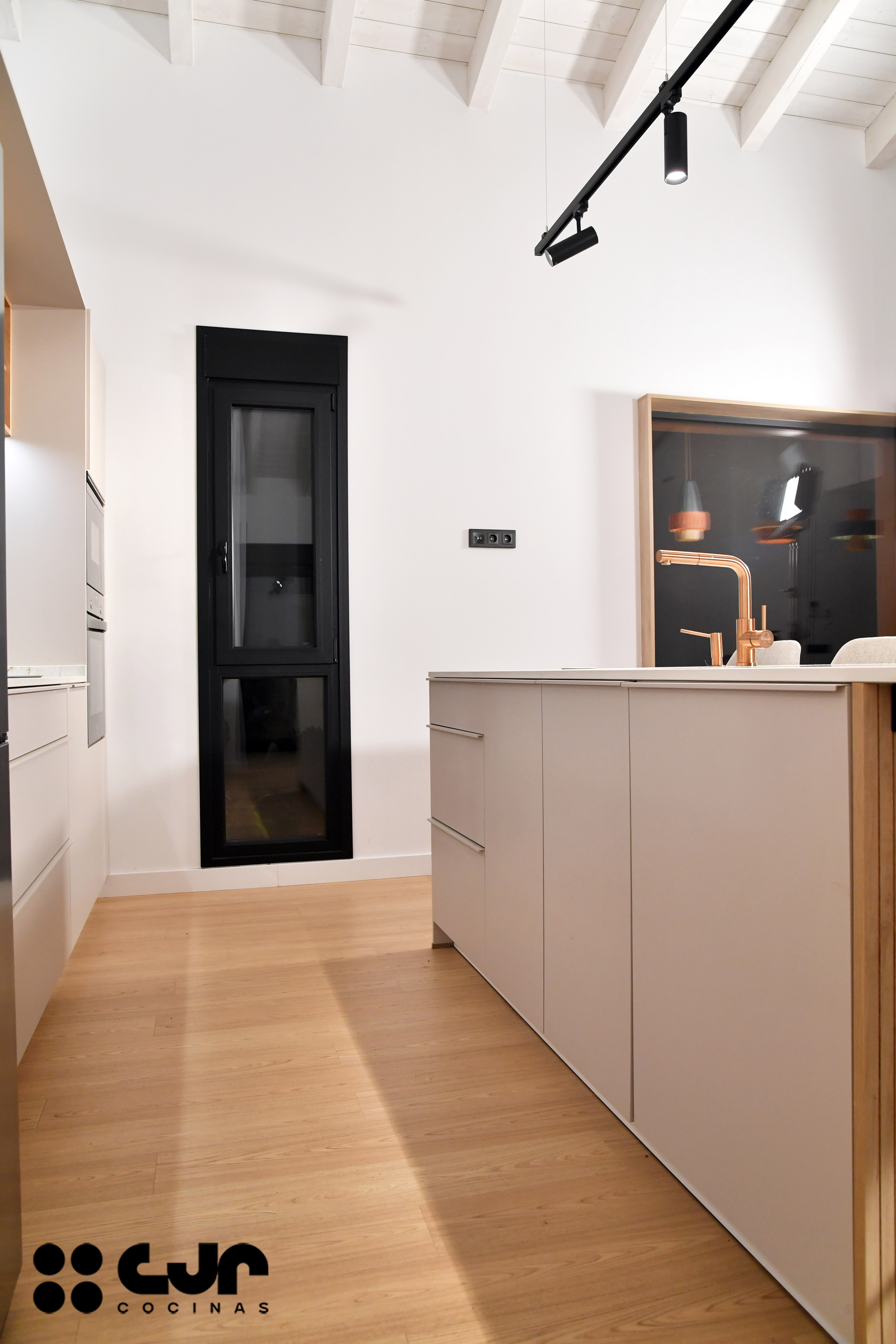 Cocina con isla abierta cashmere y madera Cocinas CJR