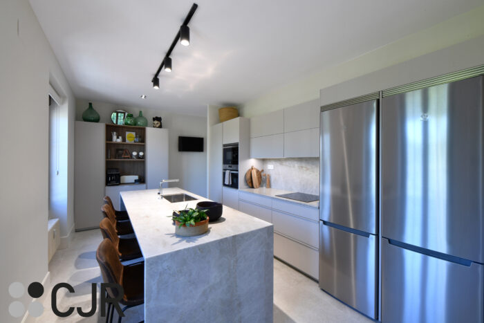Cocina moderna cashmere con isla y barra Cocinas CJR