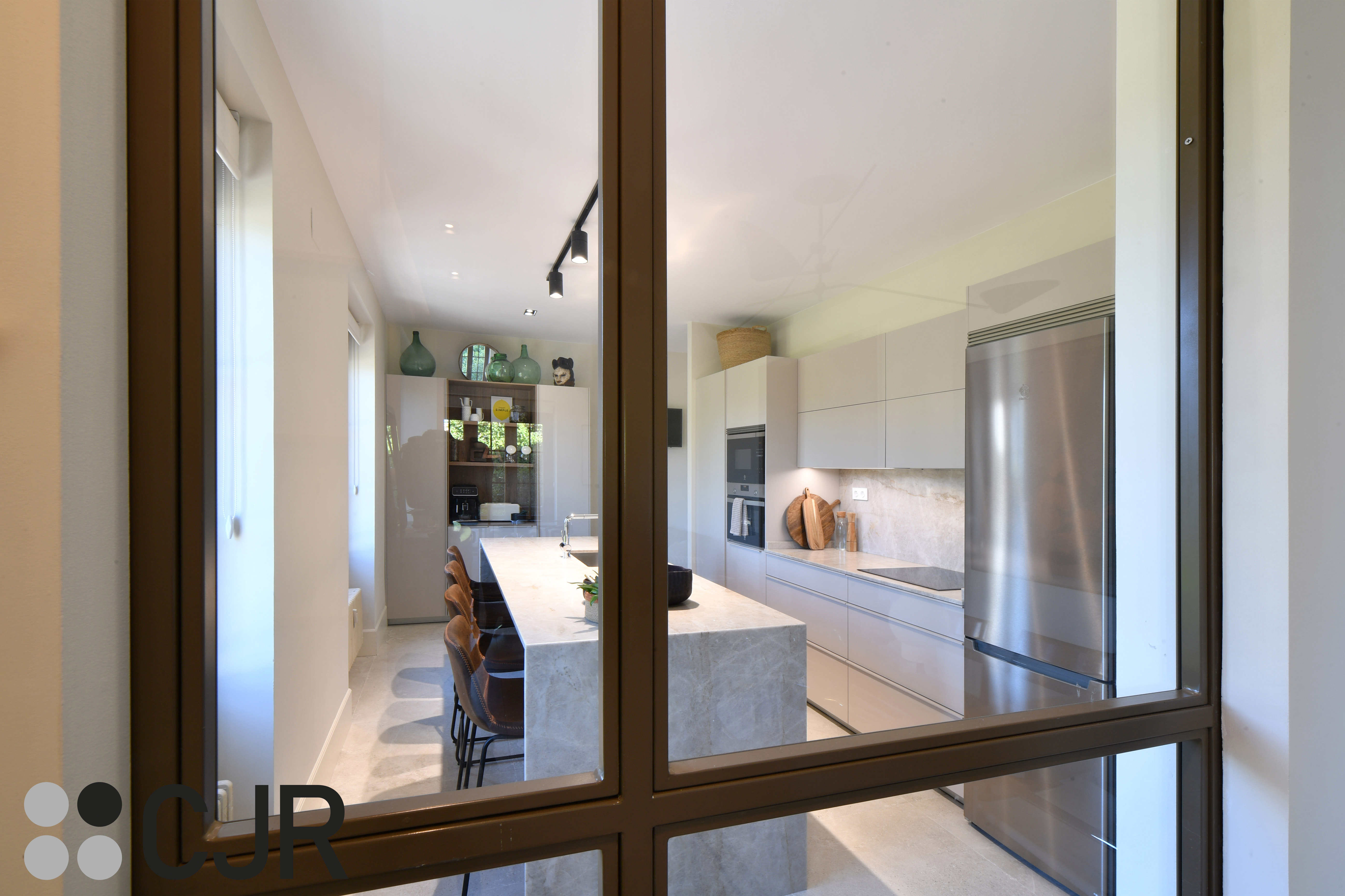 Cocina moderna cashmere con isla y barra Cocinas CJR