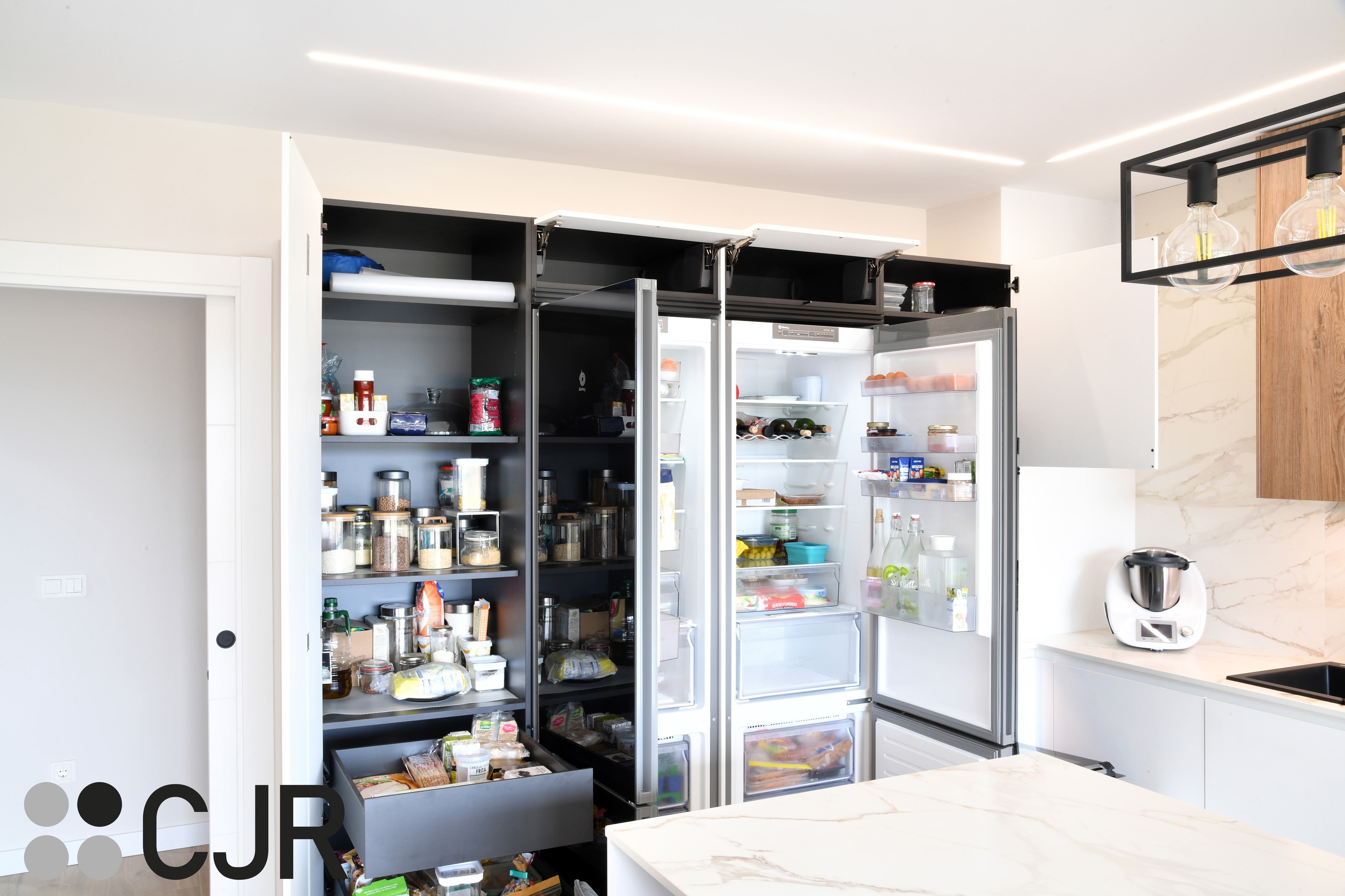 Cocina moderna blanca y madera con isla central y mesa Cocinas CJR