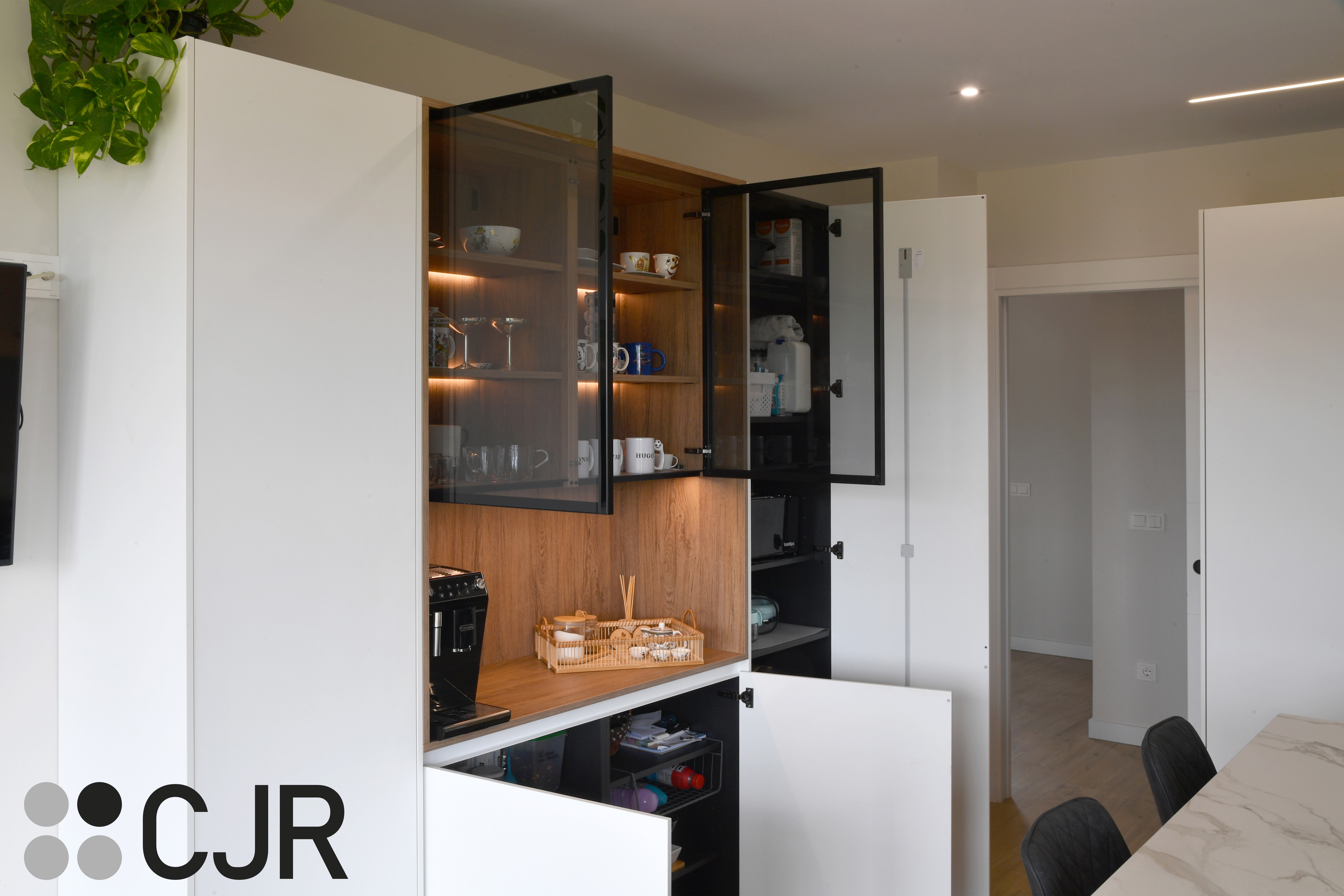 Cocina moderna blanca y madera con isla central y mesa Cocinas CJR