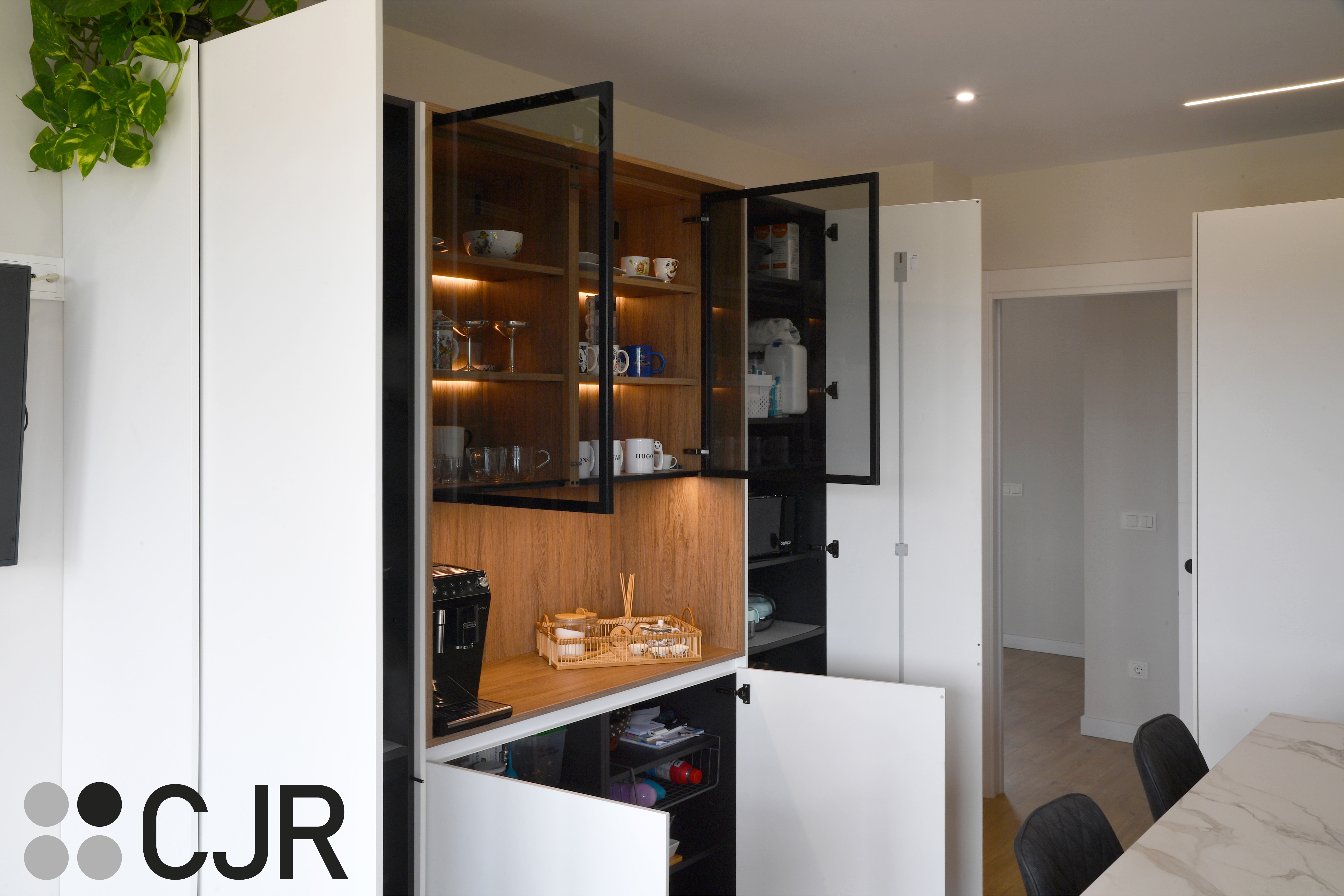 Cocina moderna blanca y madera con isla central y mesa Cocinas CJR