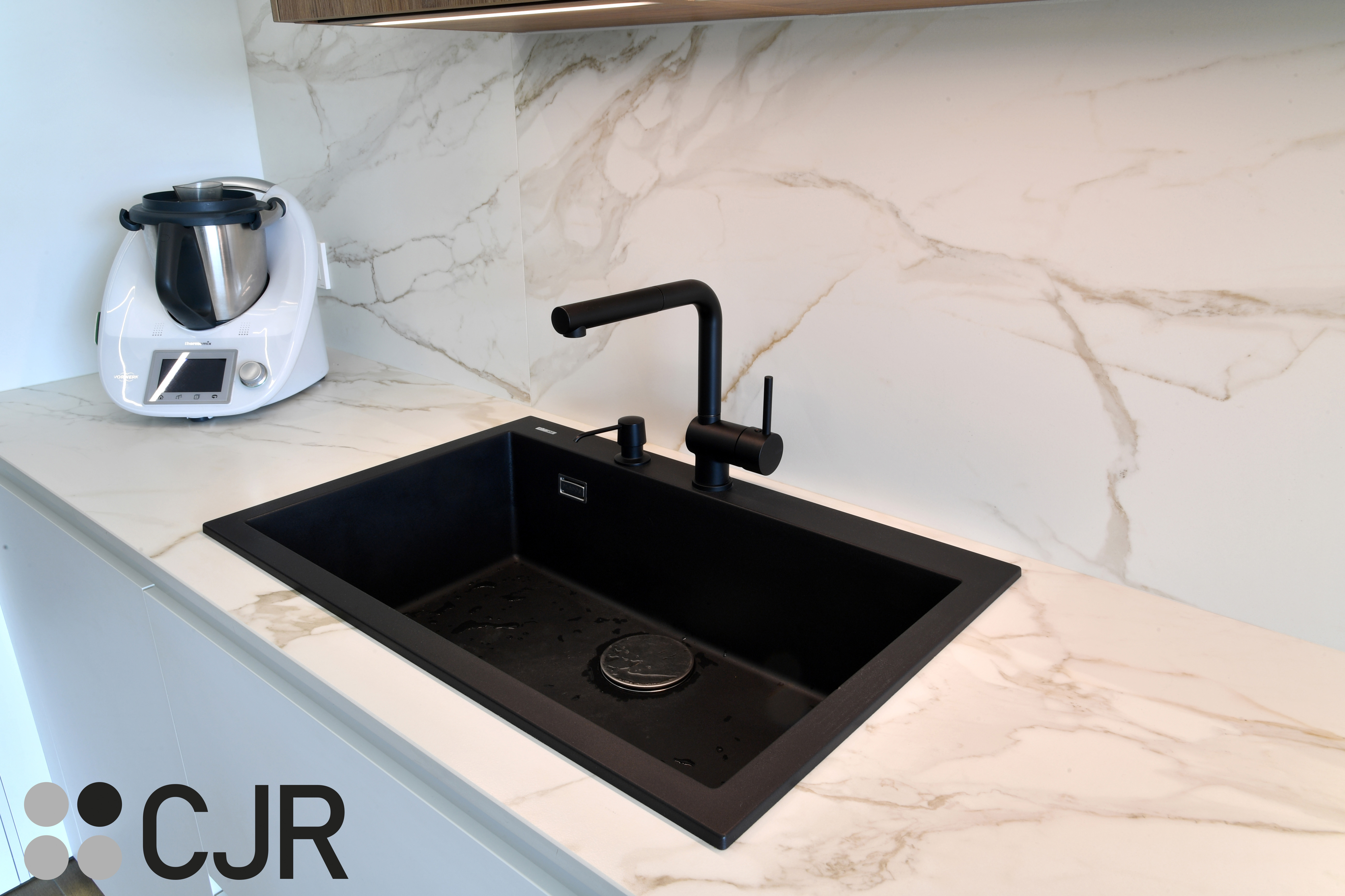 Cocina moderna blanca y madera con isla central y mesa Cocinas CJR