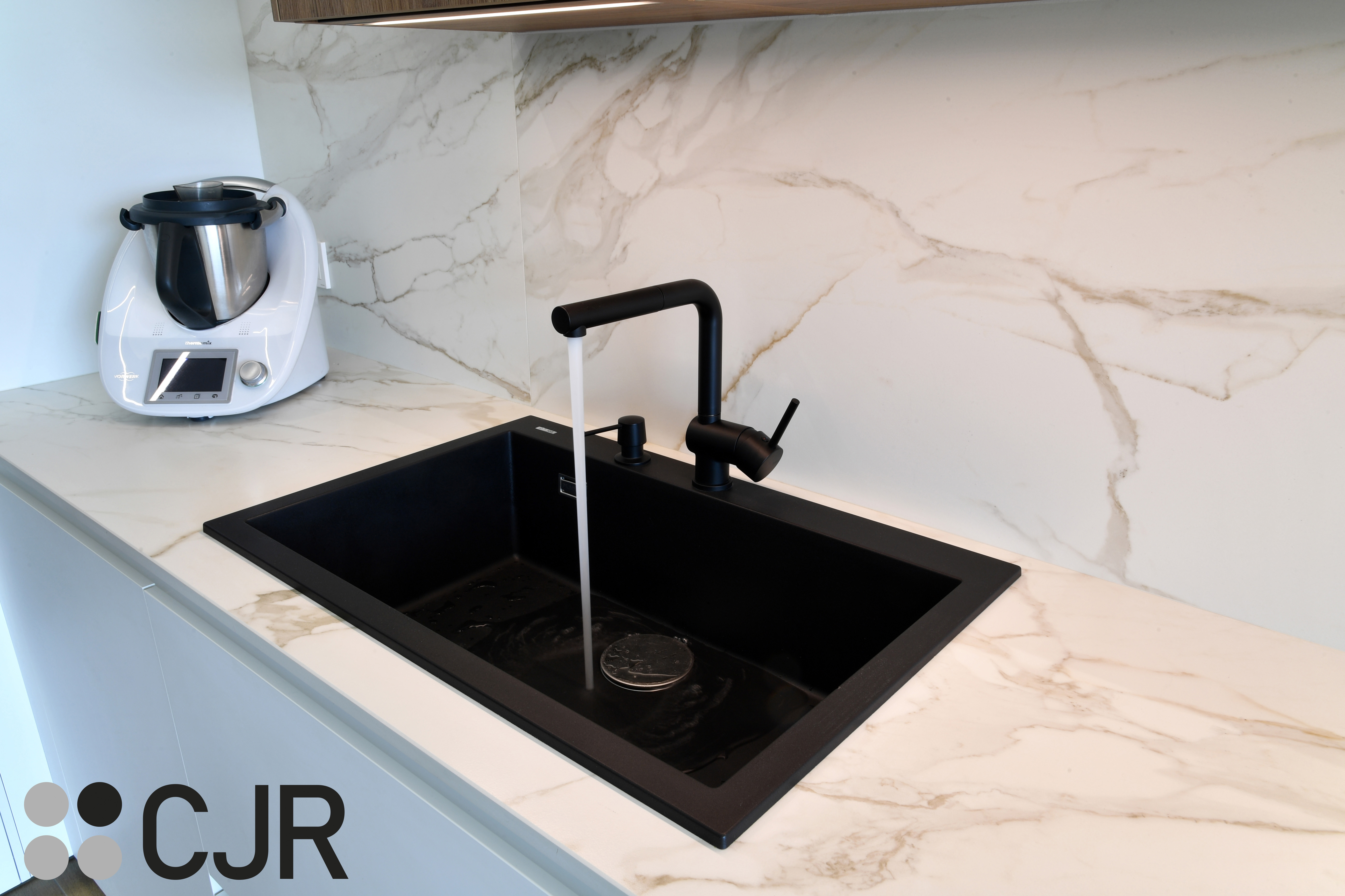 Cocina moderna blanca y madera con isla central y mesa Cocinas CJR