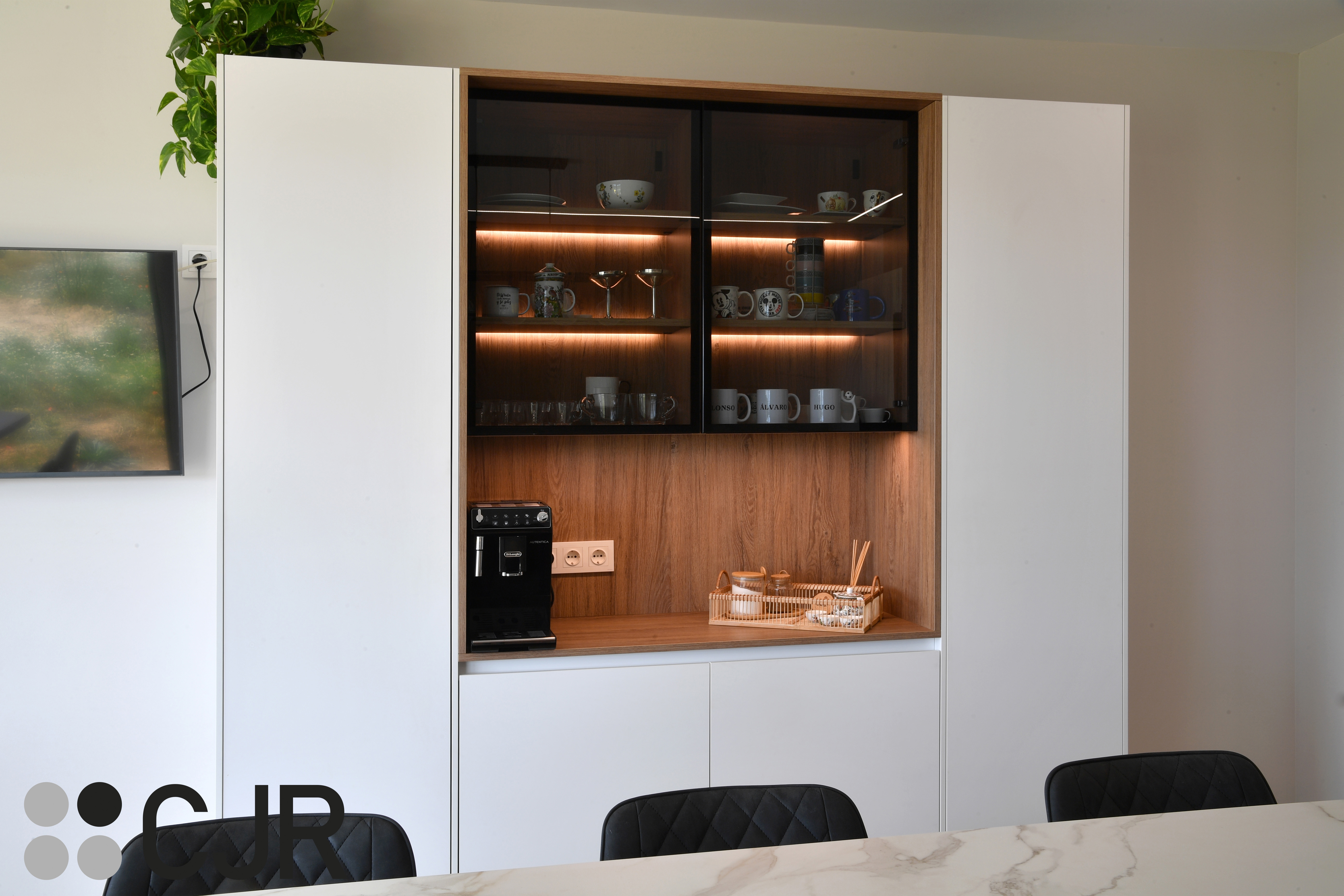 Cocina moderna blanca y madera con isla central y mesa Cocinas CJR