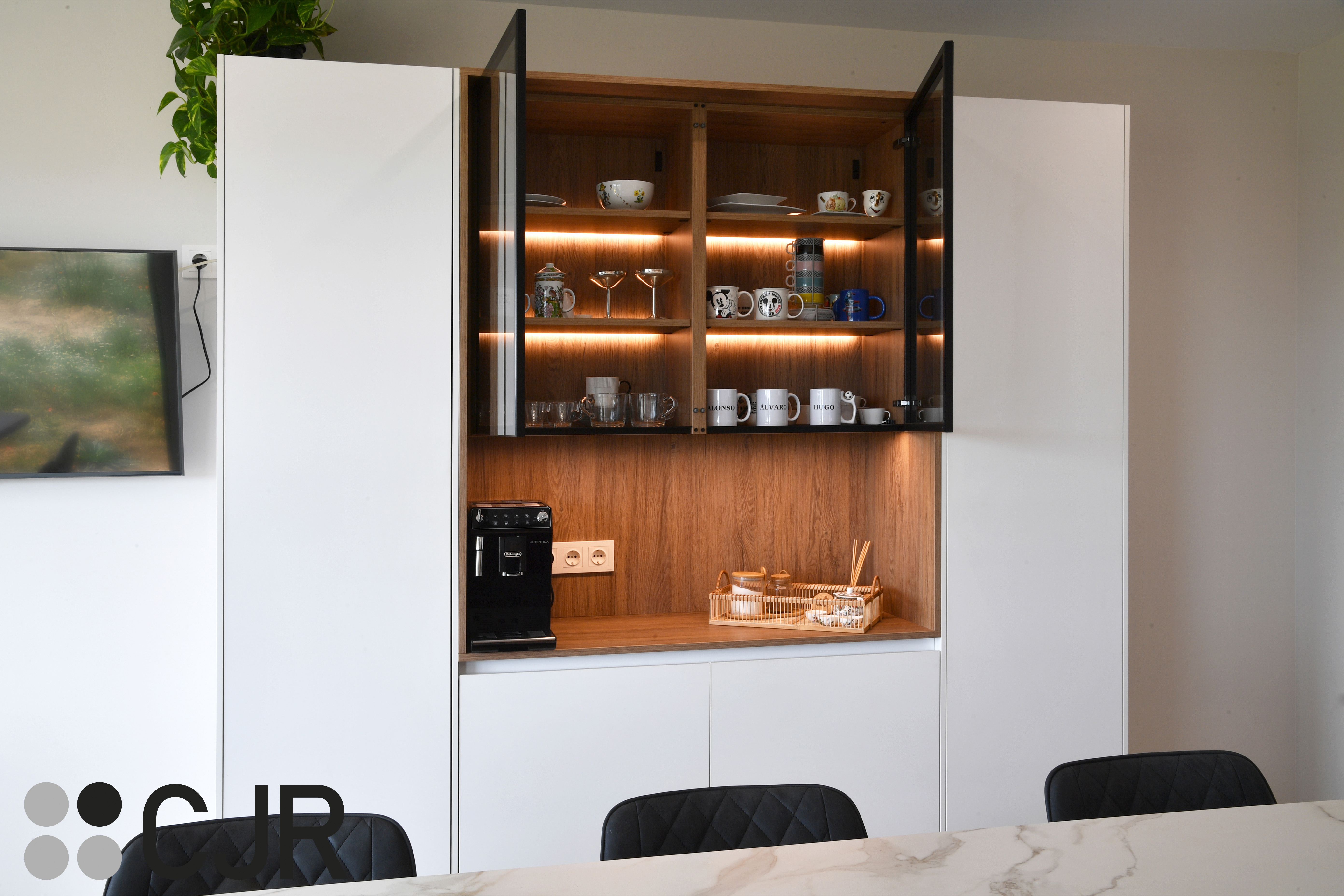 Cocina moderna blanca y madera con isla central y mesa Cocinas CJR