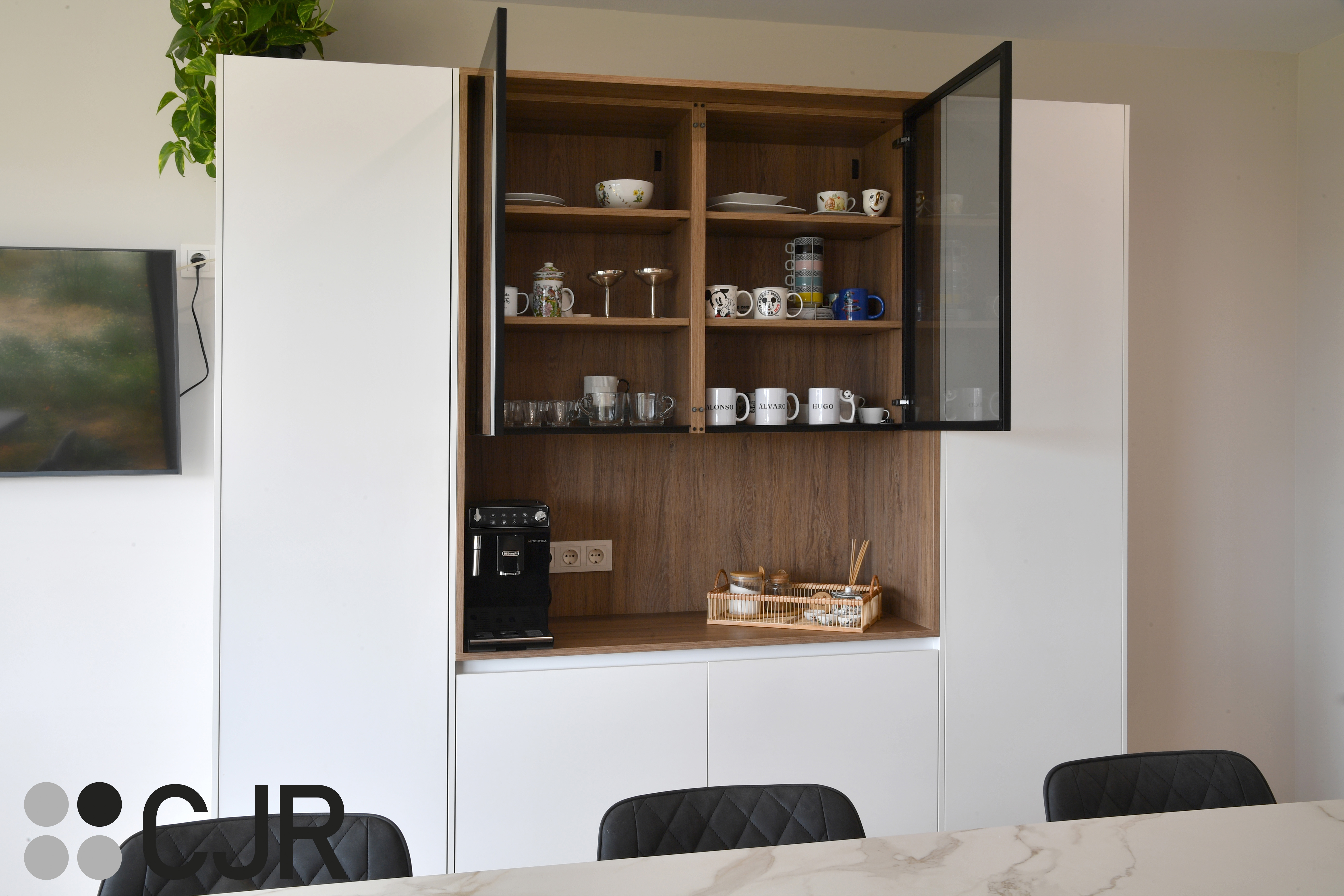 Cocina moderna blanca y madera con isla central y mesa Cocinas CJR