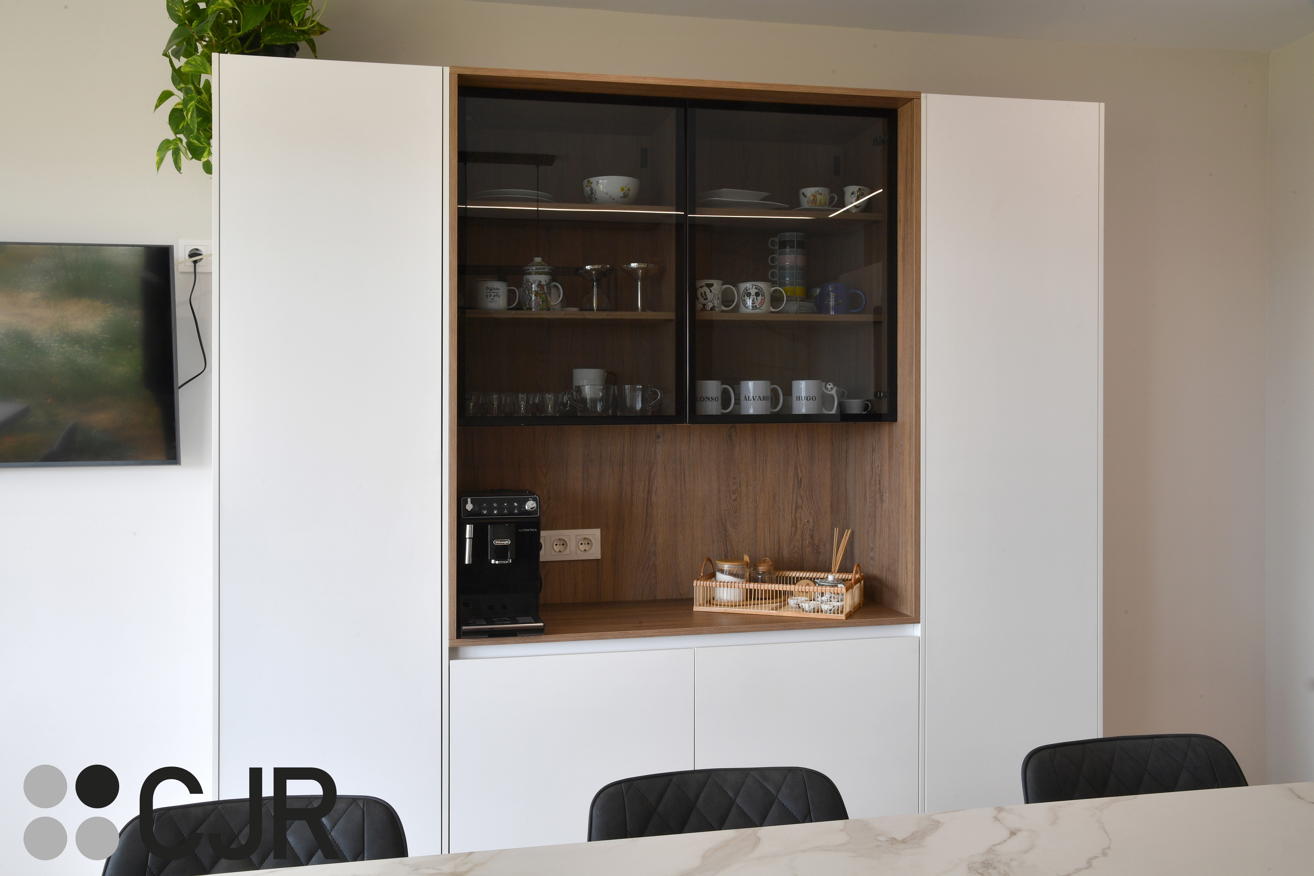 Cocina moderna blanca y madera con isla central y mesa Cocinas CJR