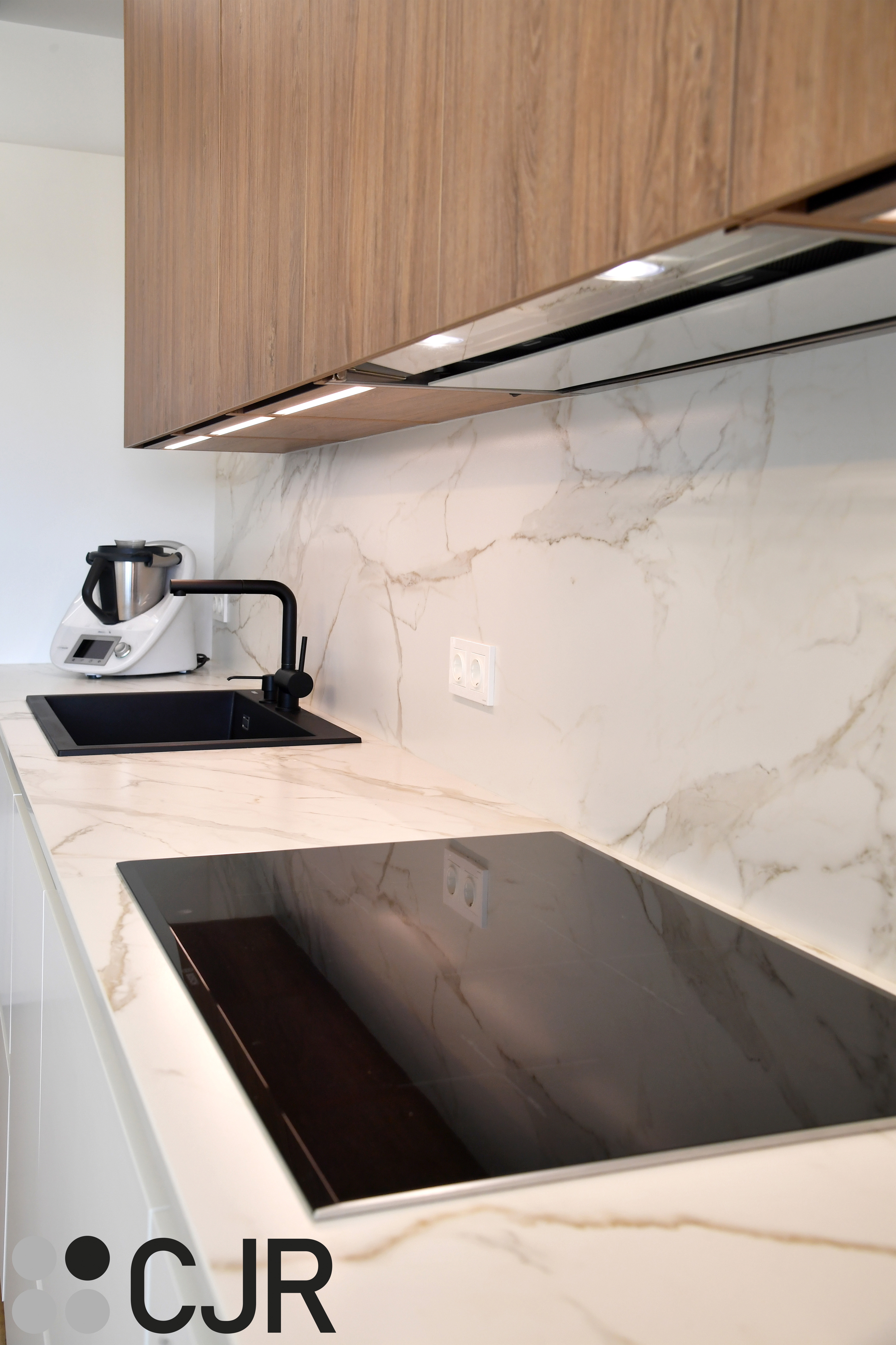 Cocina moderna blanca y madera con isla central y mesa Cocinas CJR