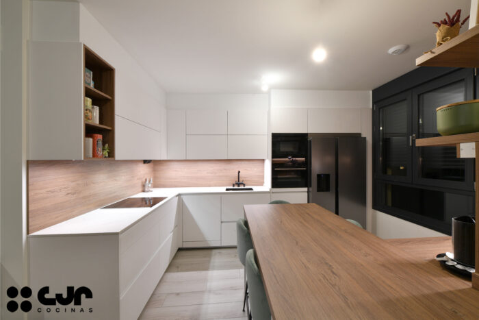 cocina blanca y madera en l con barra cocinas cjr