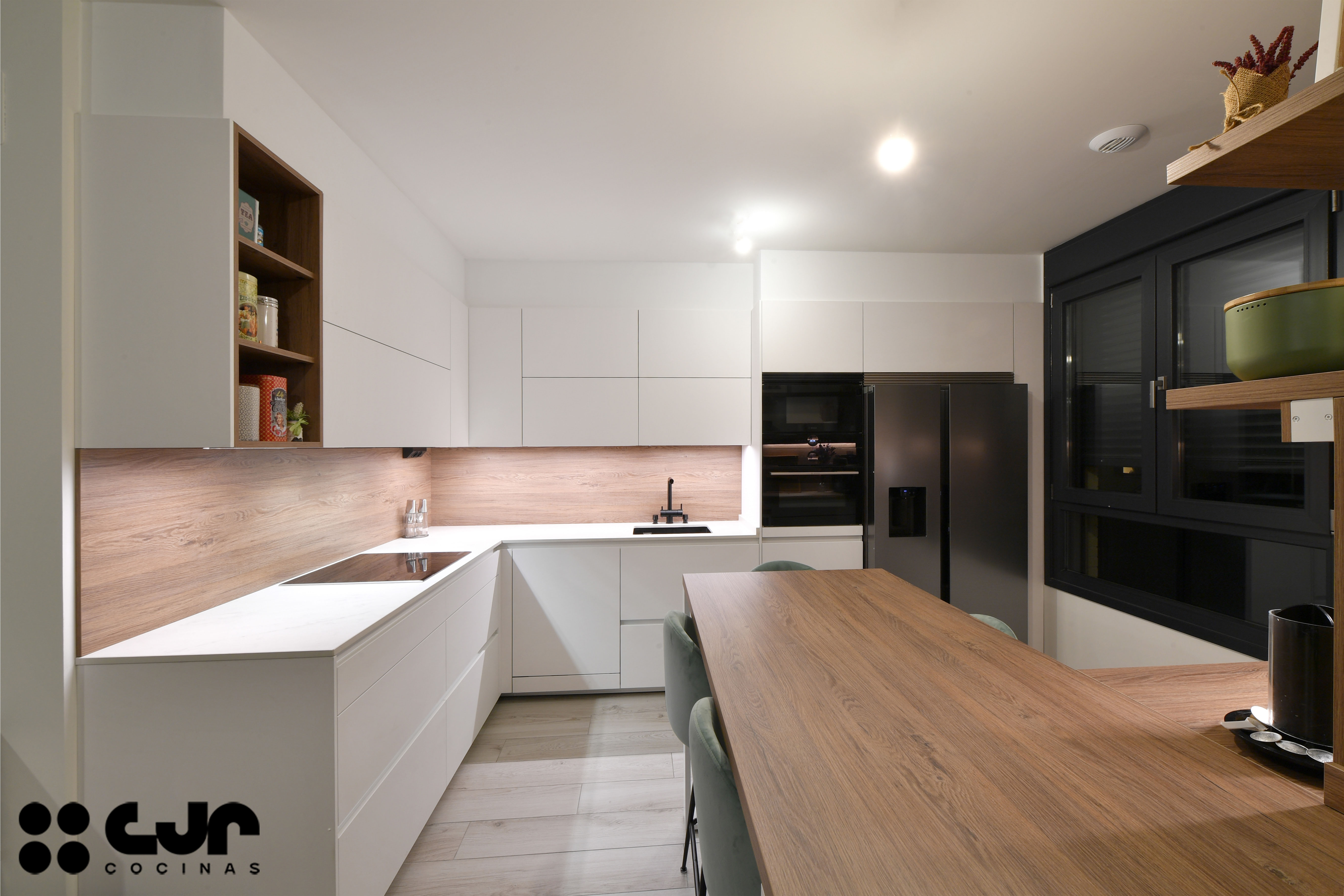 cocina blanca y madera en l con barra cocinas cjr