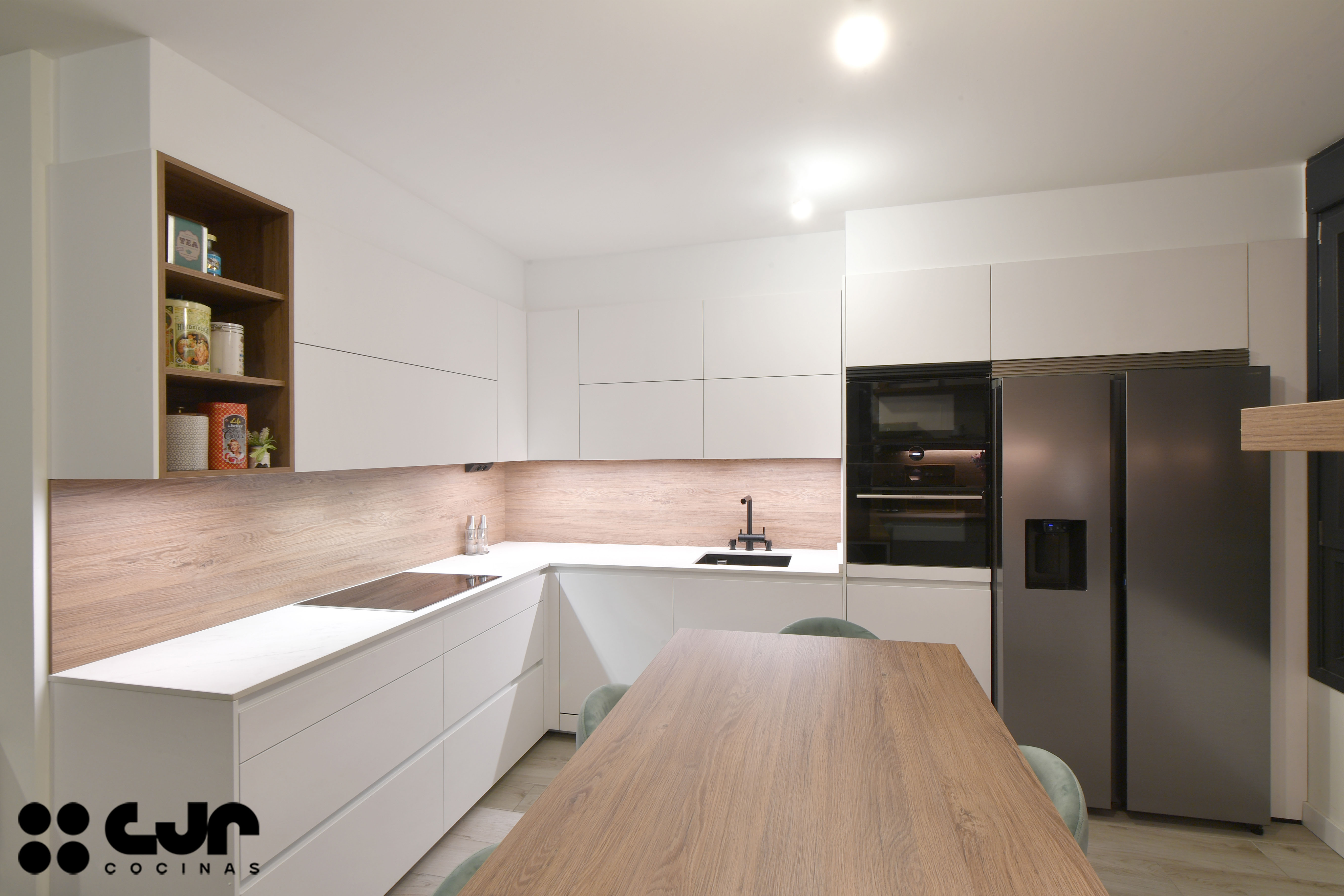 cocina blanca y madera en l con barra cocinas cjr