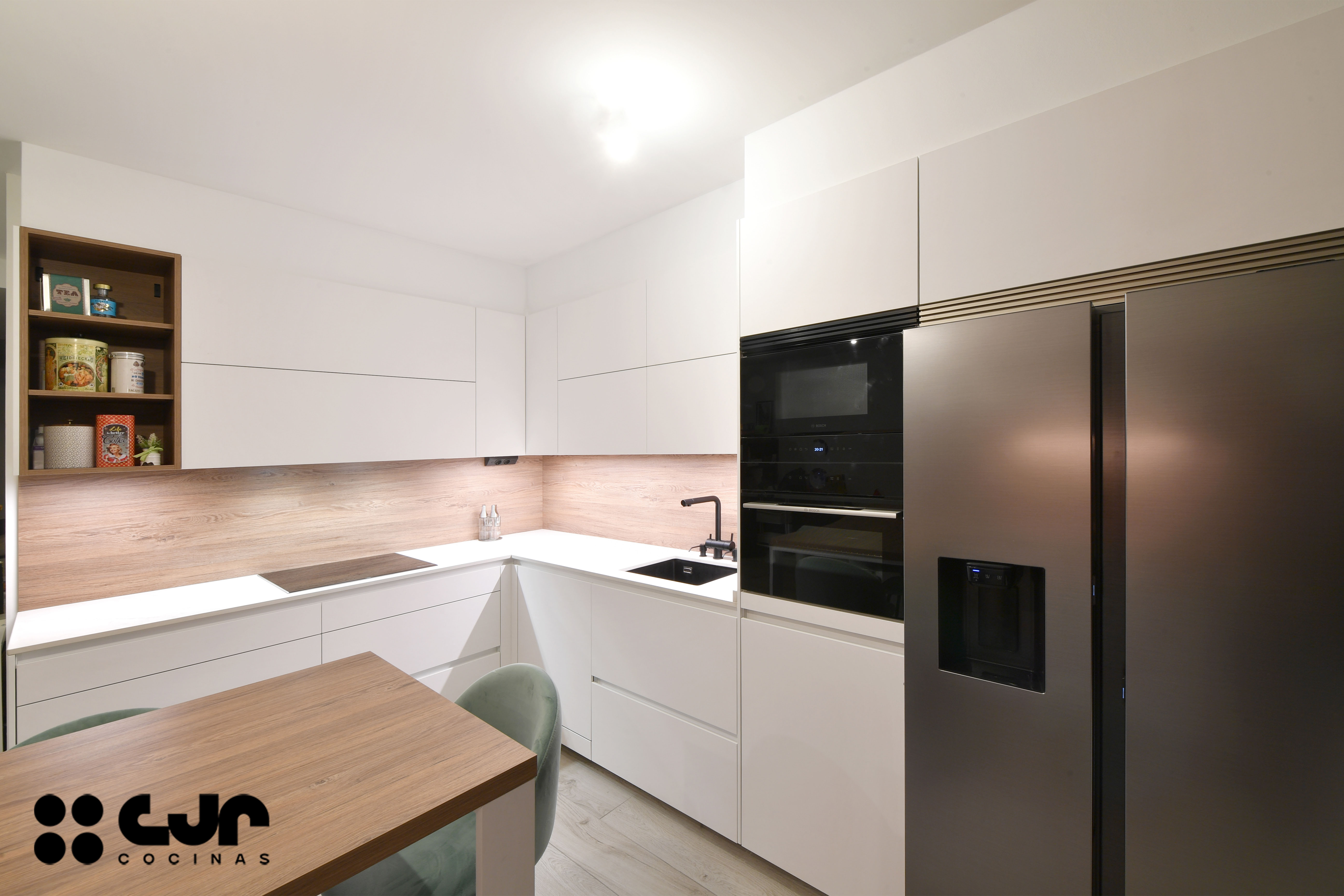 cocina blanca y madera en l con barra cocinas cjr