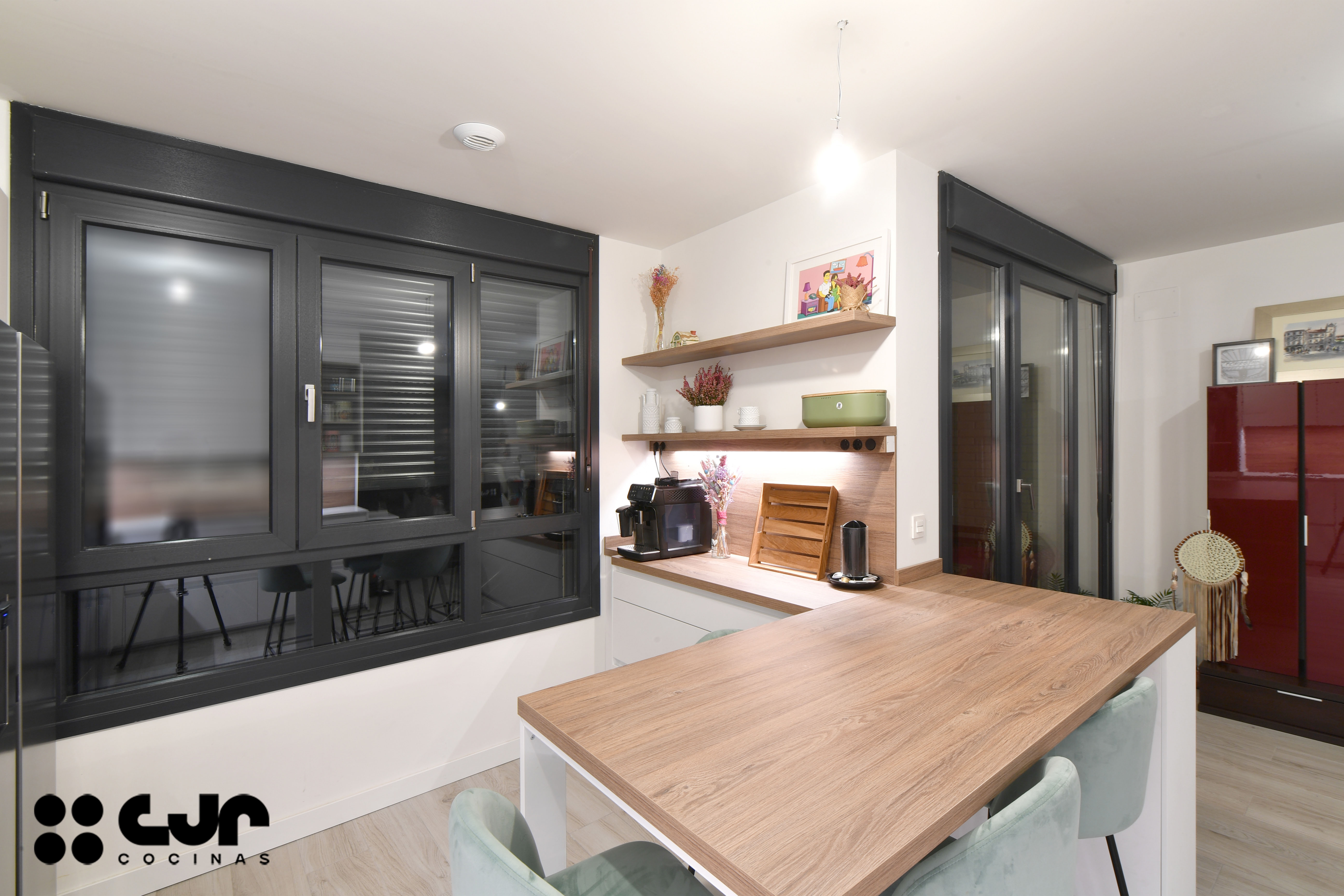 cocina blanca y madera en l con barra cocinas cjr