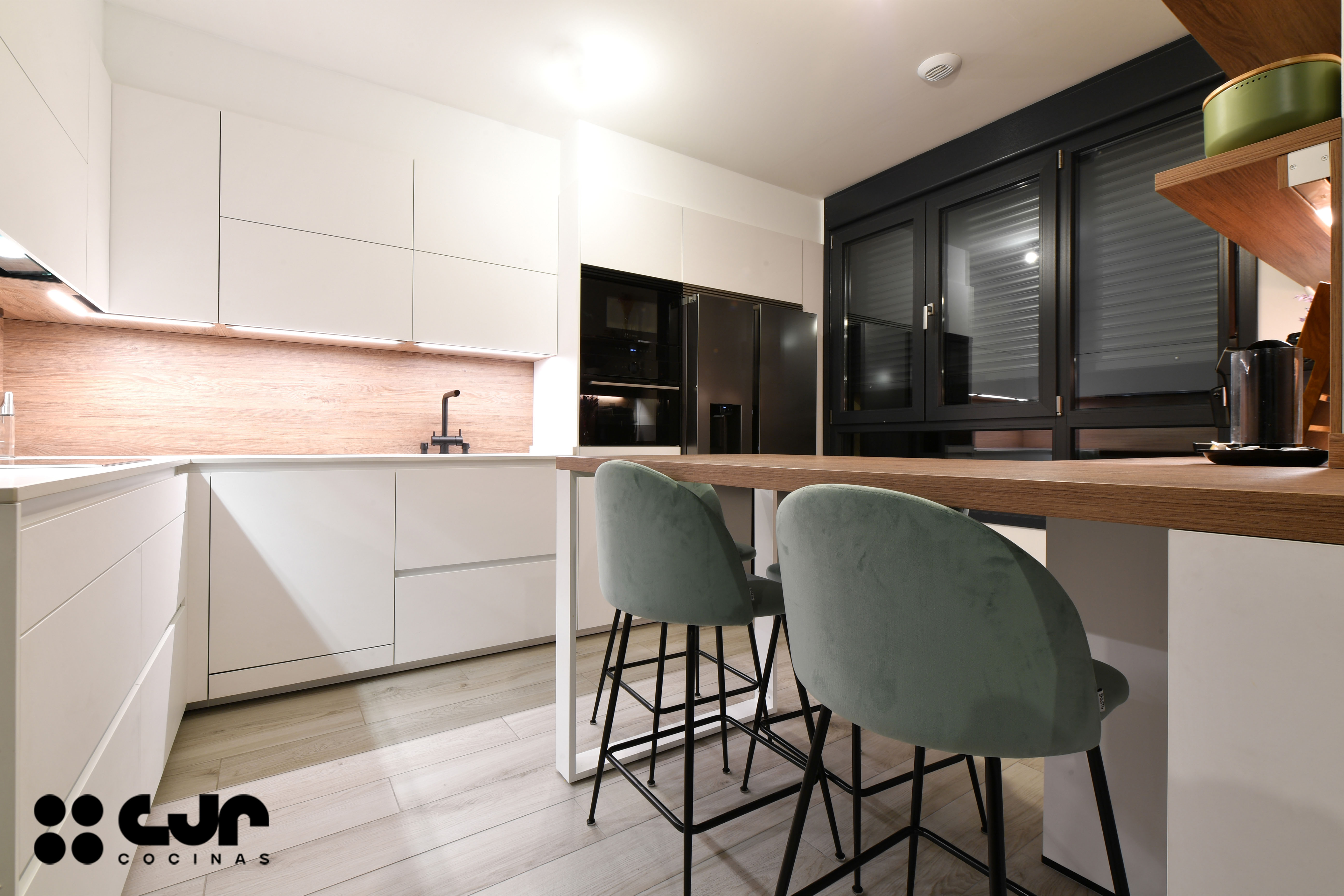 cocina blanca y madera en l con barra cocinas cjr