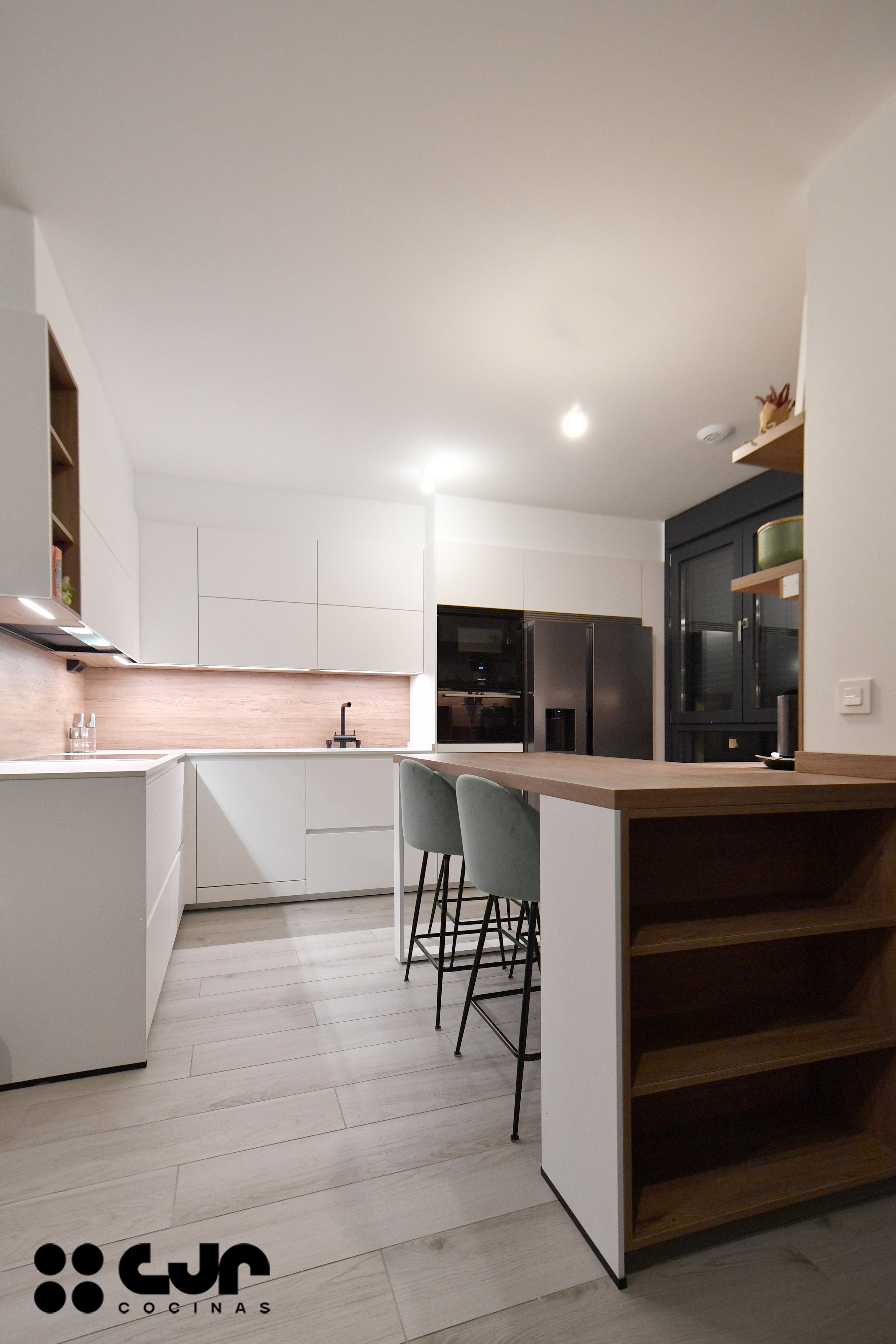 cocina blanca y madera en l con barra cocinas cjr