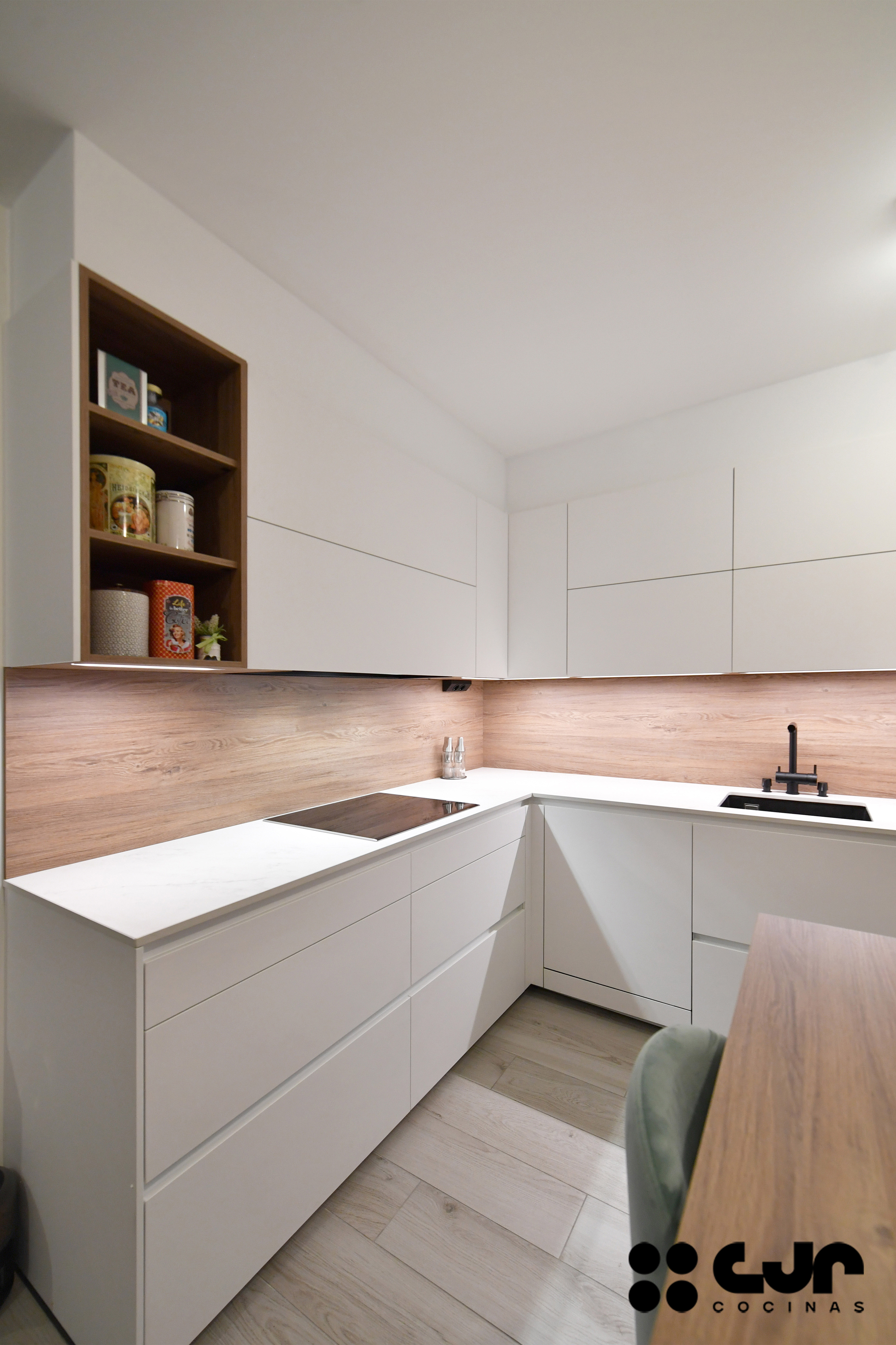 cocina blanca y madera en l con barra cocinas cjr