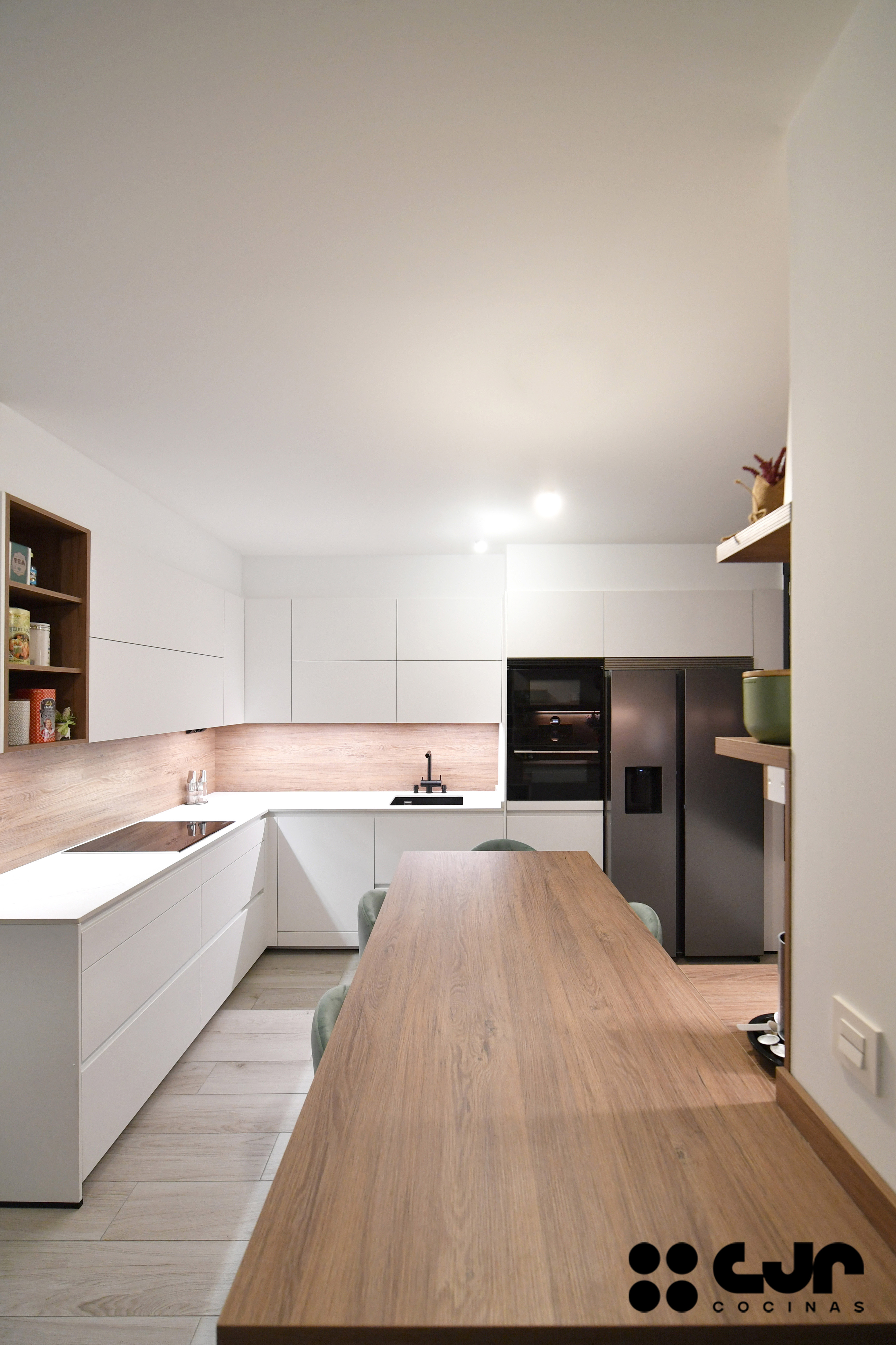 cocina blanca y madera en l con barra cocinas cjr