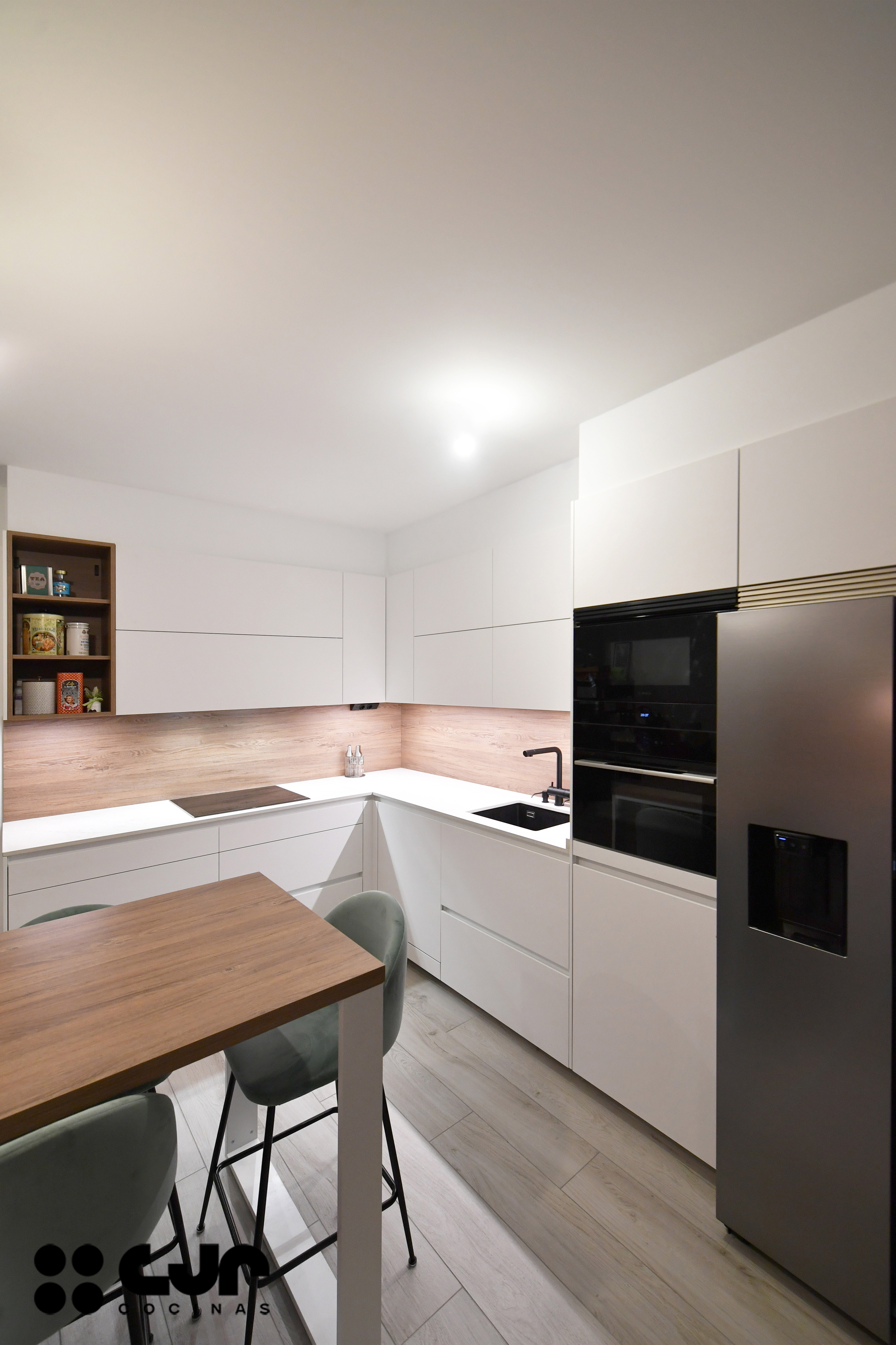 cocina blanca y madera en l con barra cocinas cjr