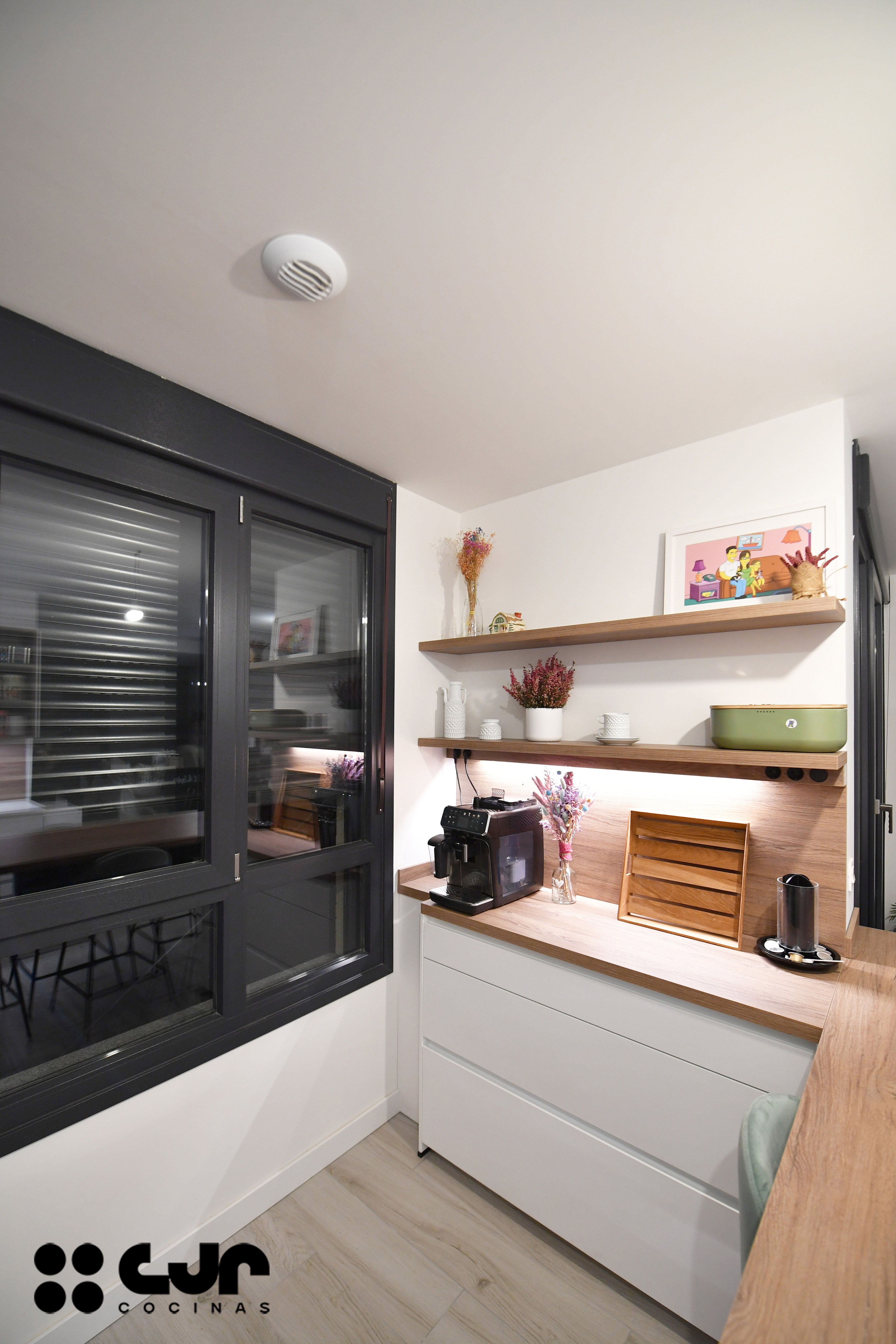 cocina blanca y madera en l con barra cocinas cjr