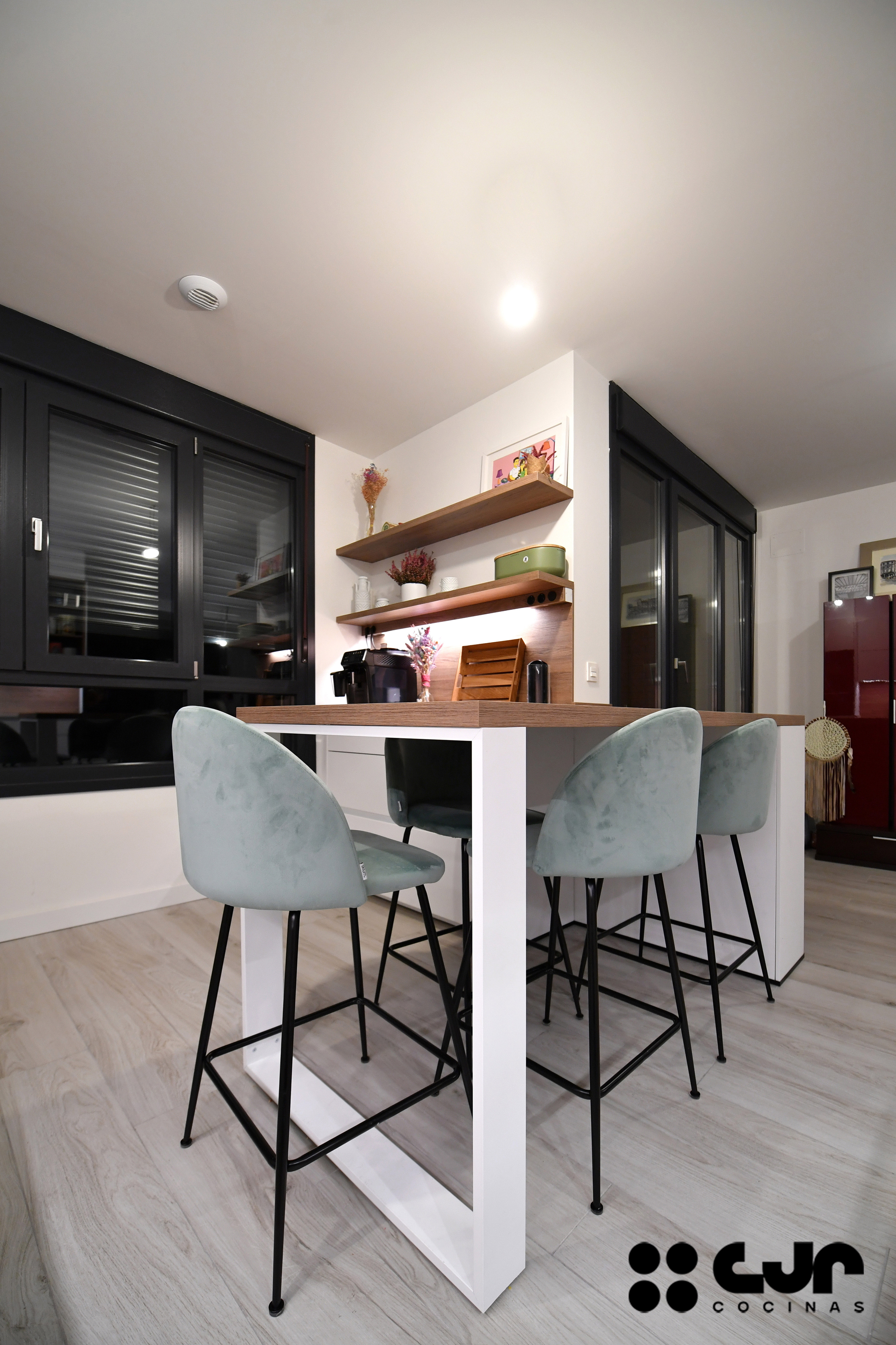 cocina blanca y madera en l con barra cocinas cjr