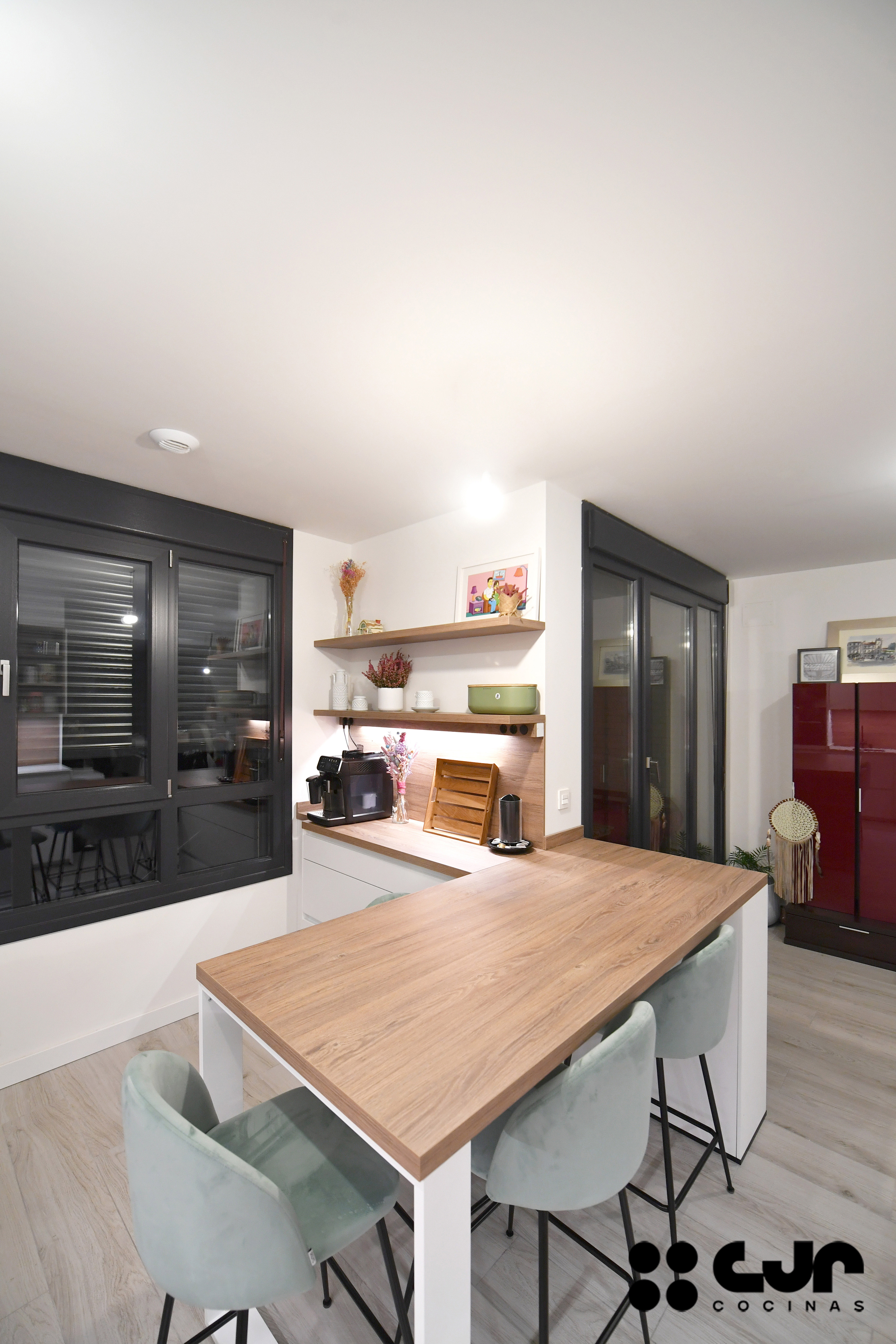 cocina blanca y madera en l con barra cocinas cjr