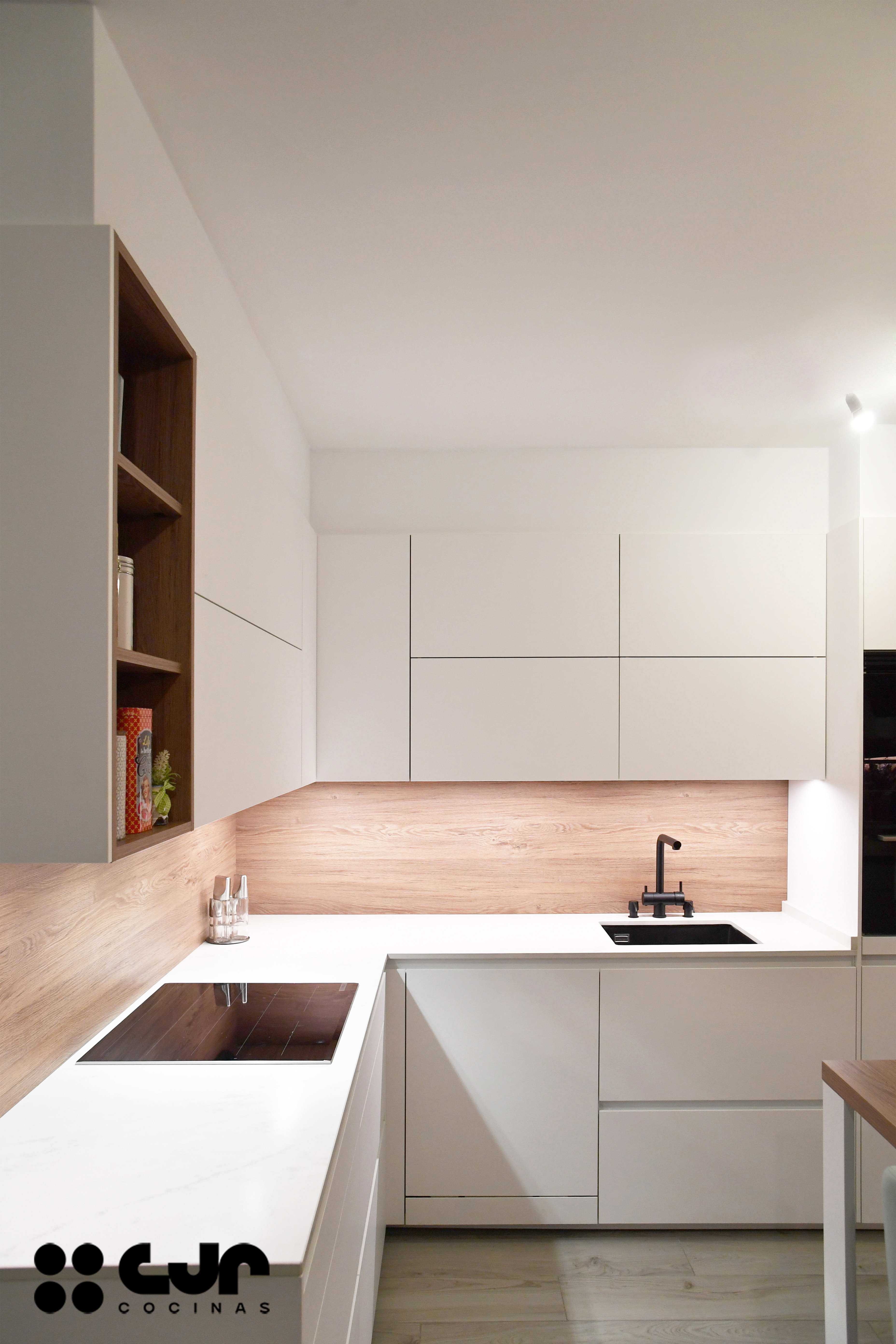 cocina blanca y madera en l con barra cocinas cjr