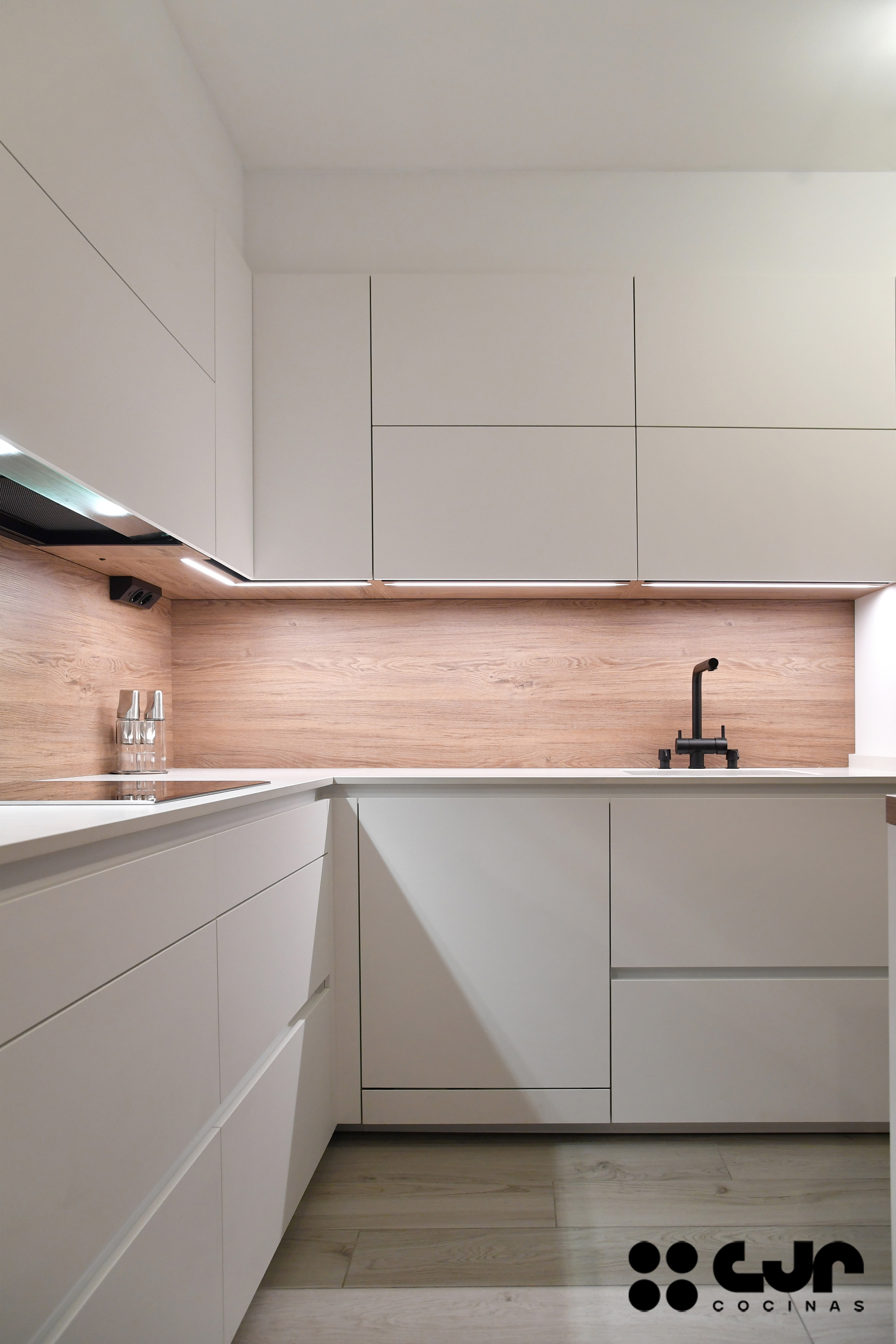 cocina blanca y madera en l con barra cocinas cjr