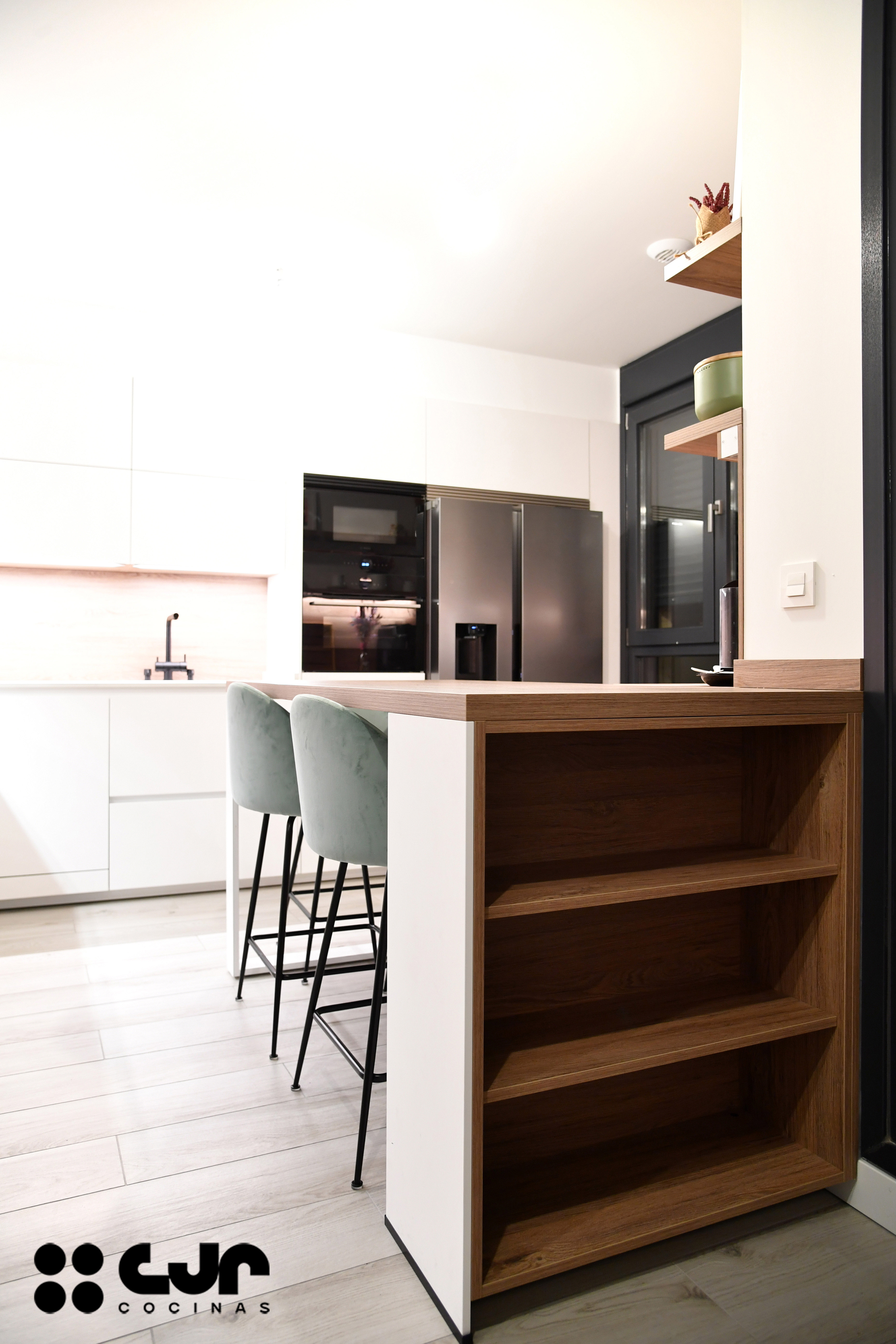 cocina blanca y madera en l con barra cocinas cjr