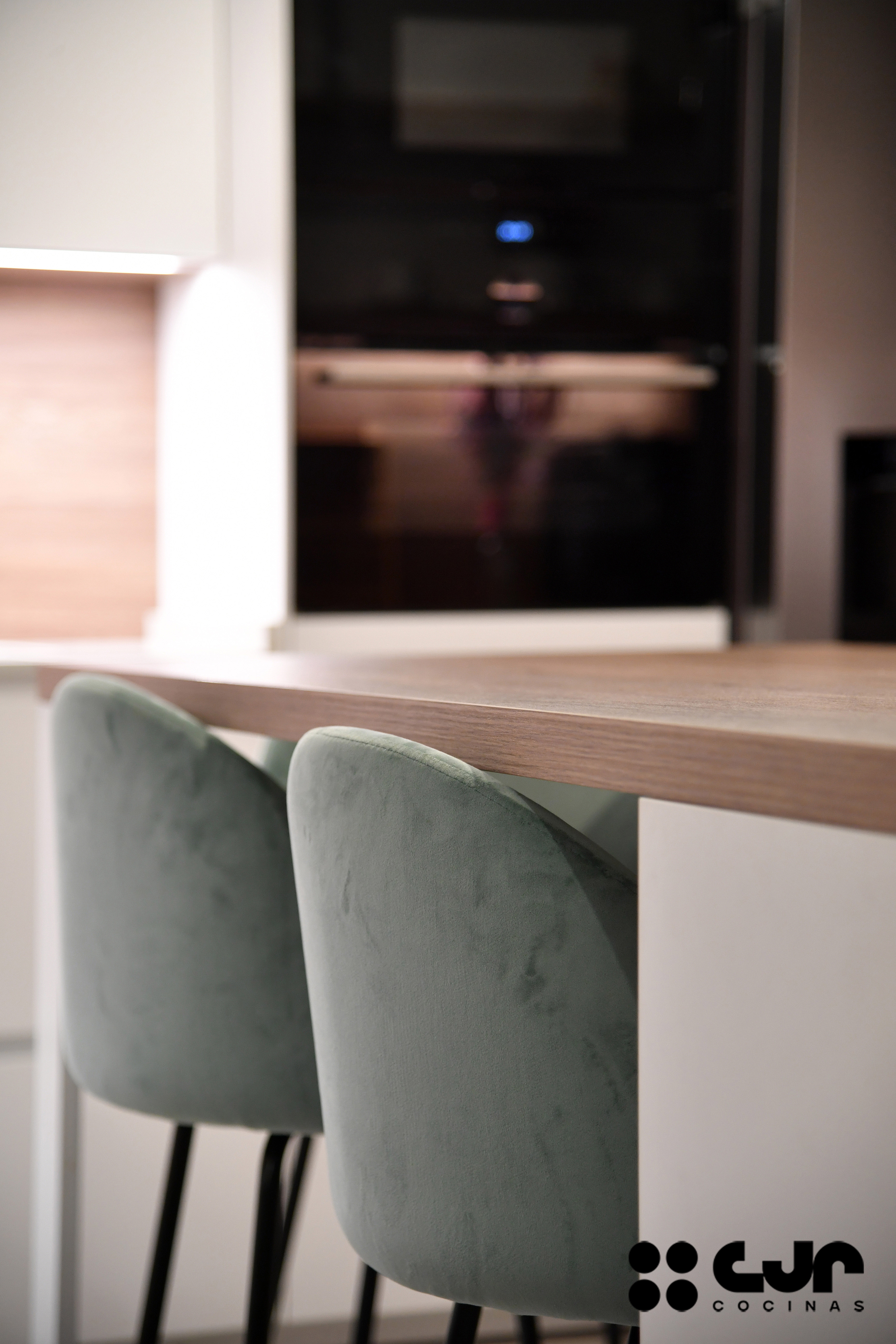 cocina blanca y madera en l con barra cocinas cjr