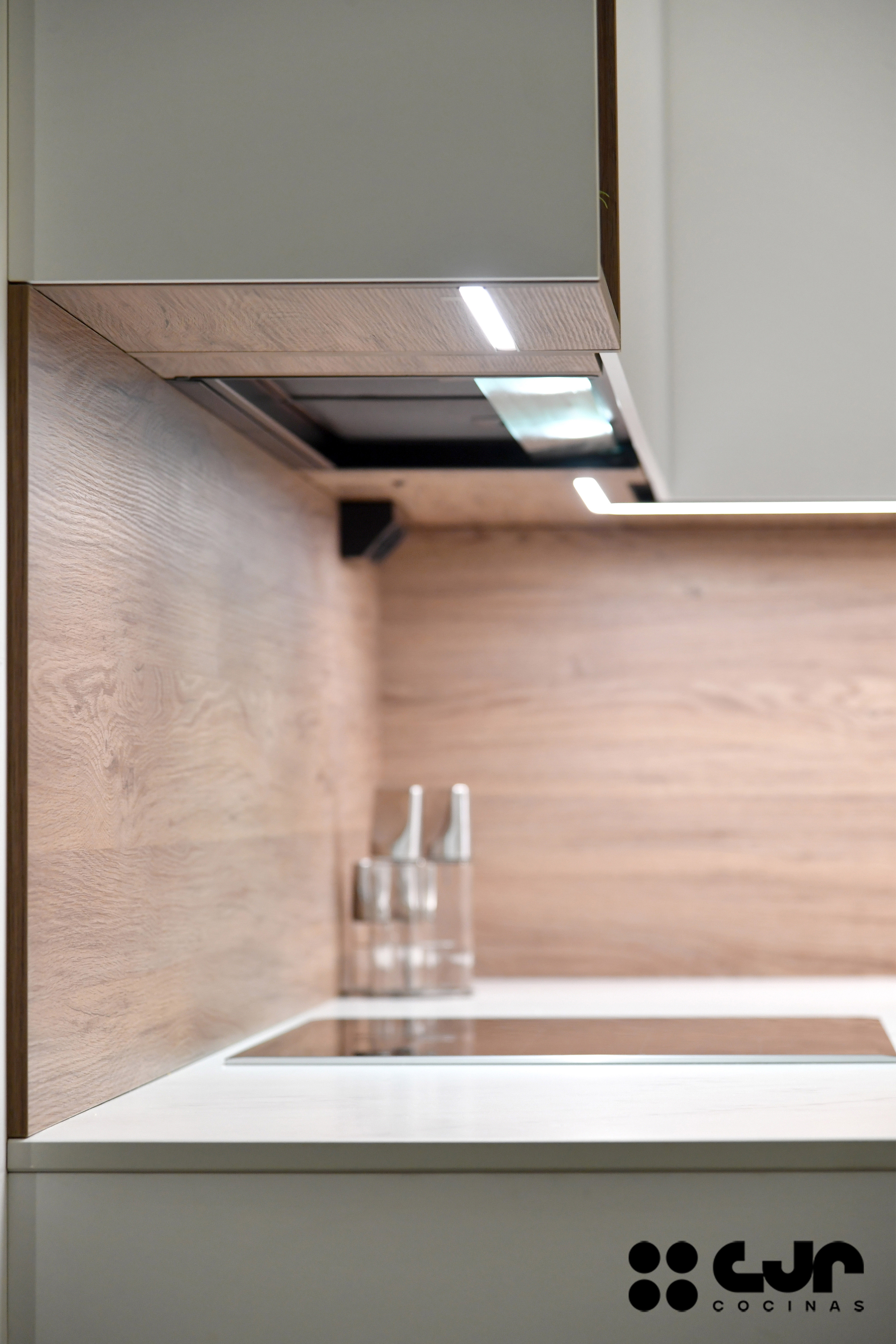 cocina blanca y madera en l con barra cocinas cjr