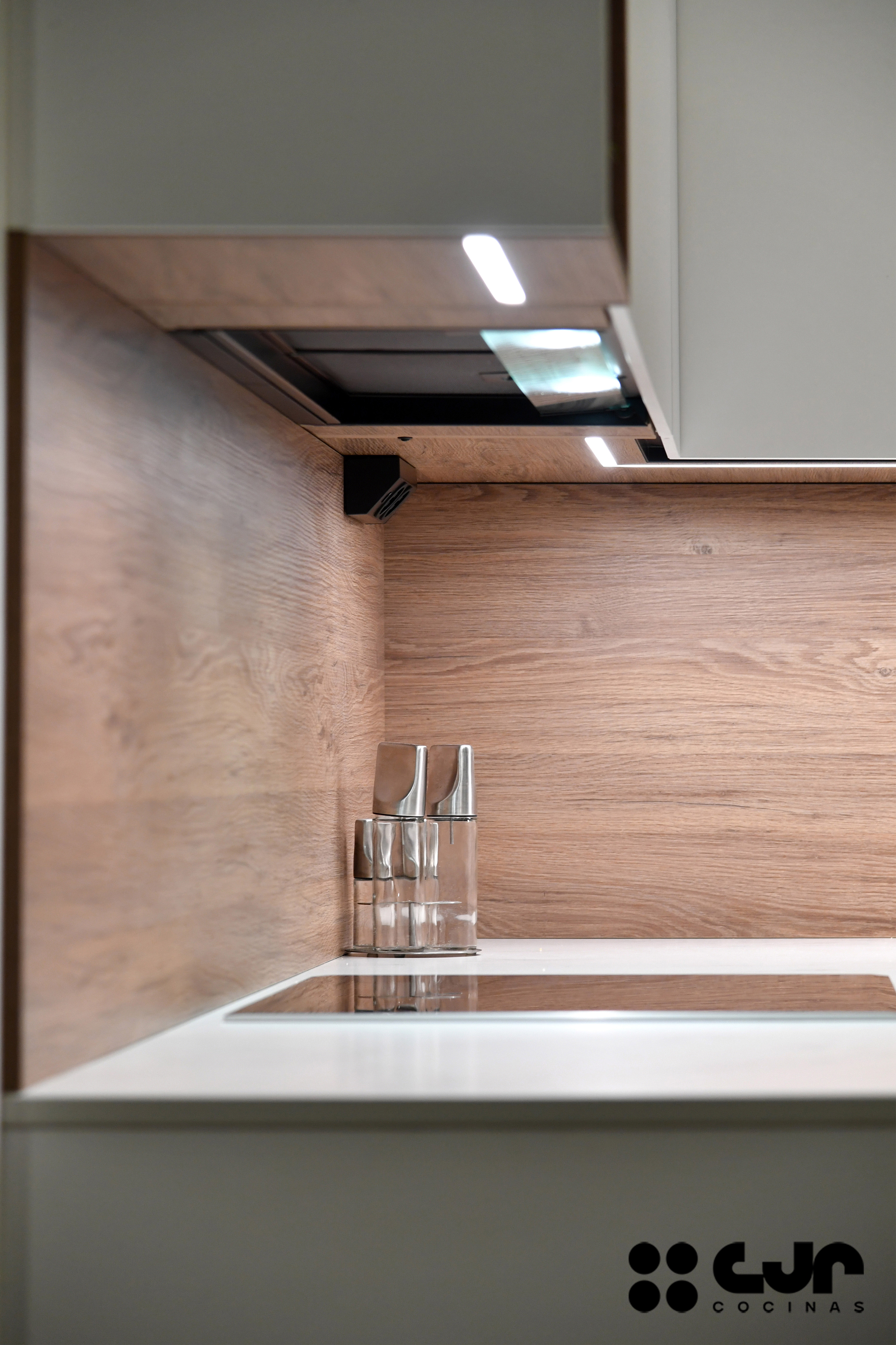 cocina blanca y madera en l con barra cocinas cjr