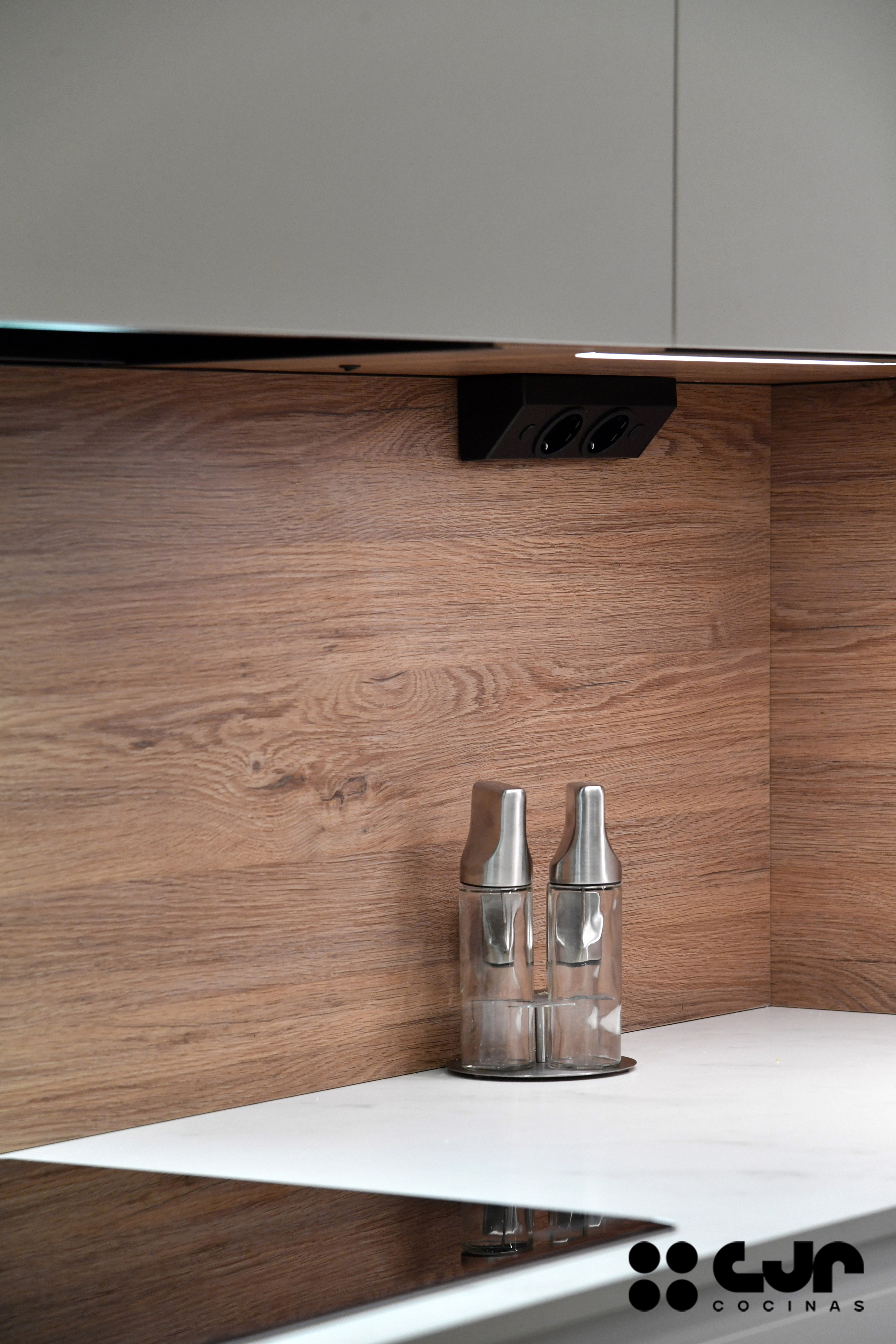 cocina blanca y madera en l con barra cocinas cjr